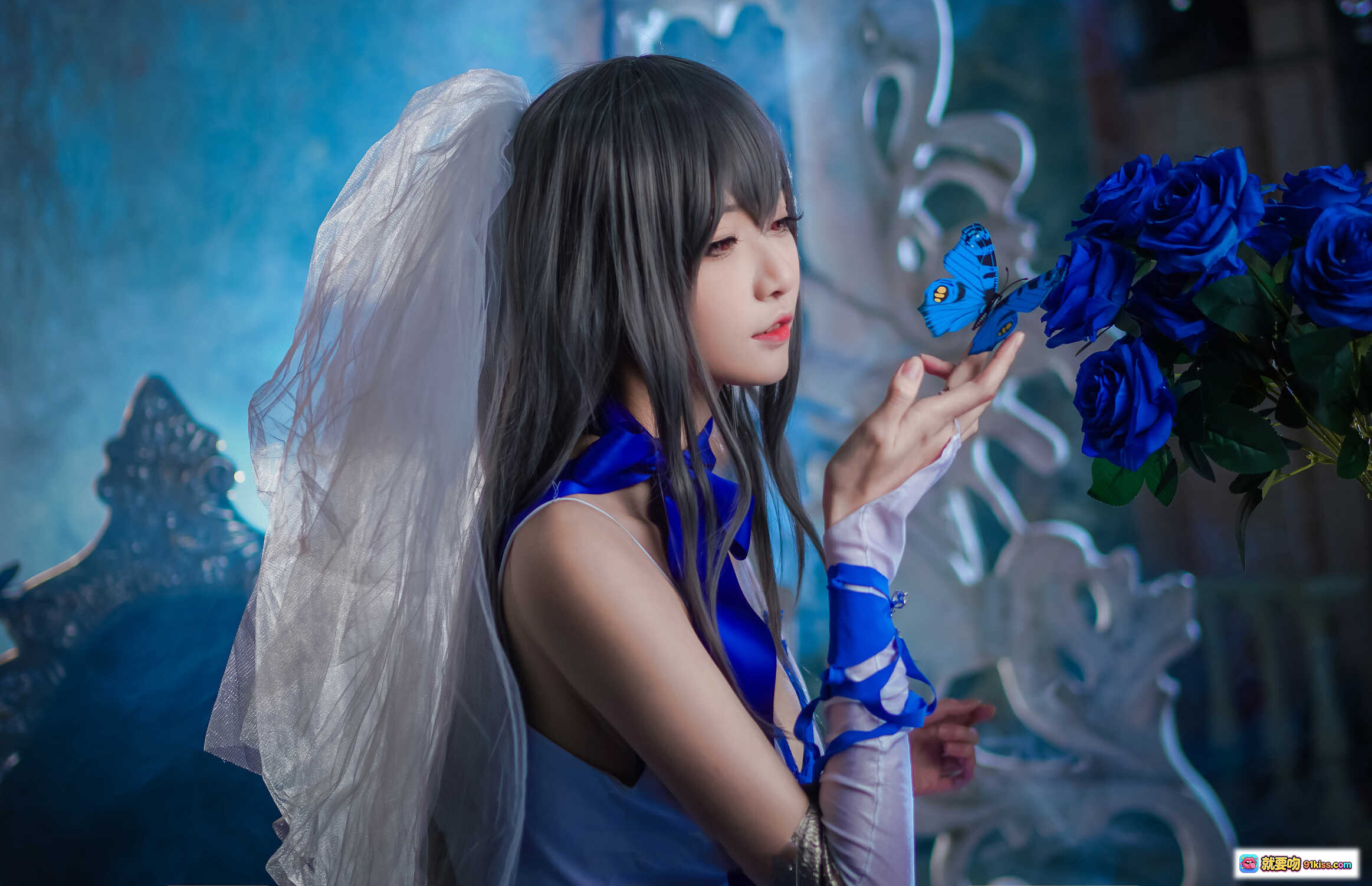 图片[4] - 路易九世COS写真 | 蓝白婚纱礼服 | 王座女王姿态 | 精致头饰与蕾丝袜 | 高清16P摄影集 - 就要吻