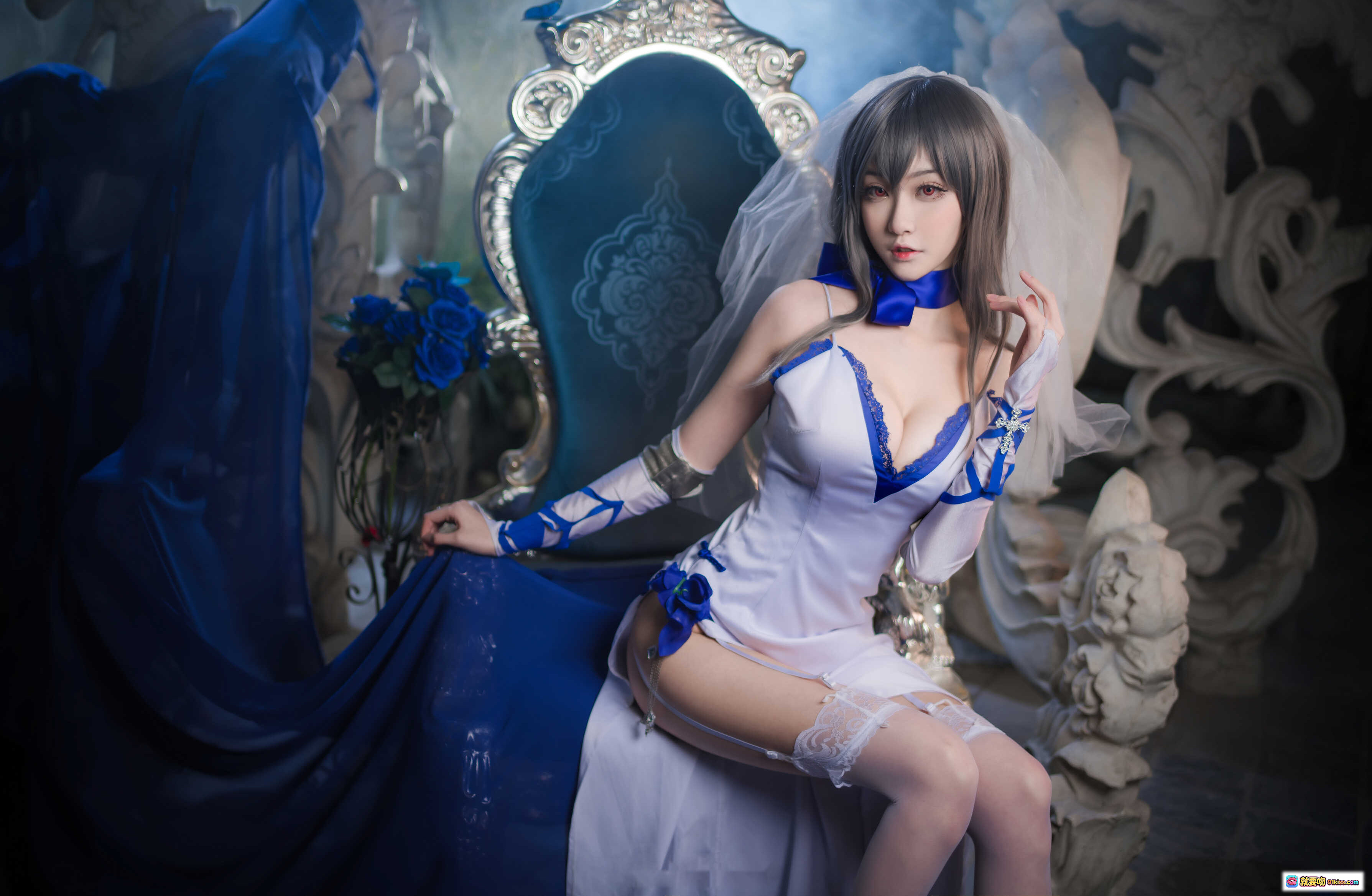 图片[6] - 路易九世COS写真 | 蓝白婚纱礼服 | 王座女王姿态 | 精致头饰与蕾丝袜 | 高清16P摄影集 - 就要吻