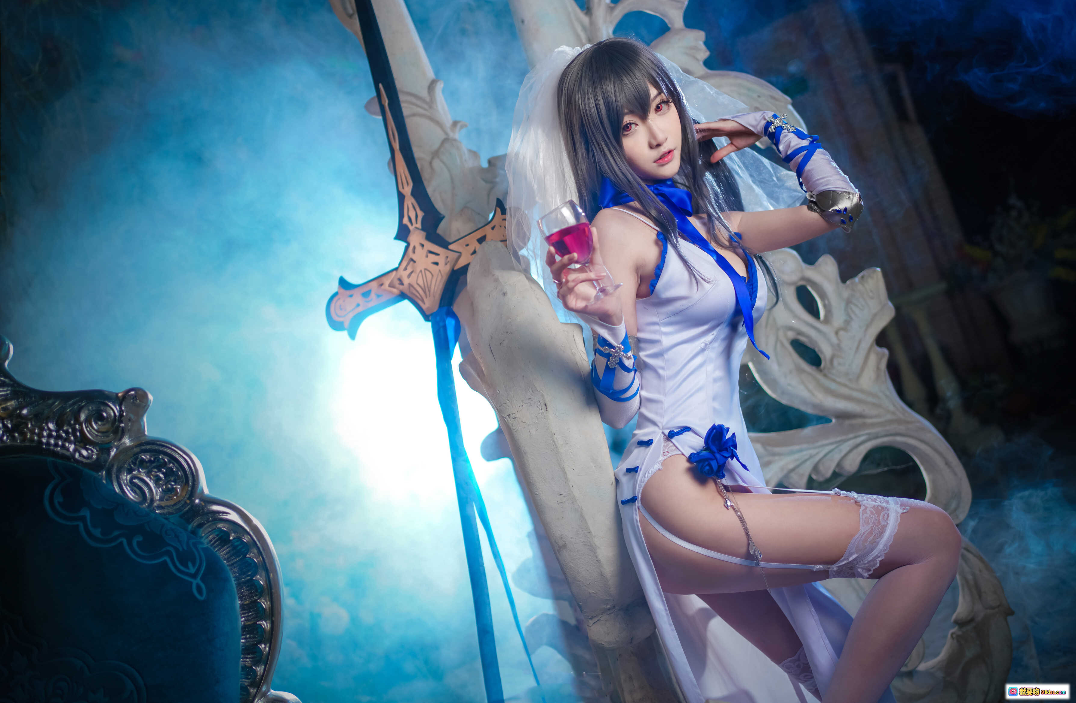 图片[10] - 路易九世COS写真 | 蓝白婚纱礼服 | 王座女王姿态 | 精致头饰与蕾丝袜 | 高清16P摄影集 - 就要吻