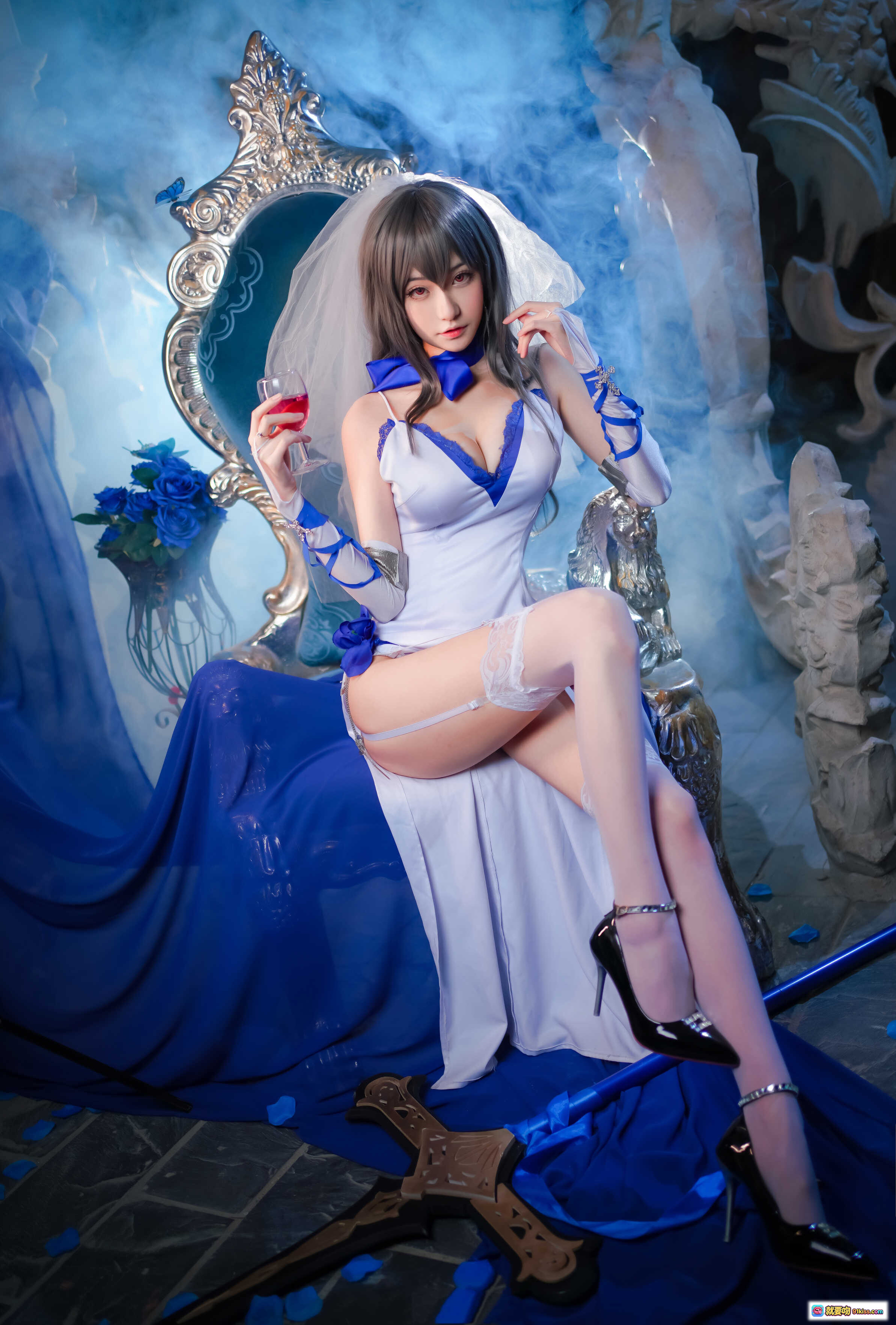 图片[5] - 路易九世COS写真 | 蓝白婚纱礼服 | 王座女王姿态 | 精致头饰与蕾丝袜 | 高清16P摄影集 - 就要吻