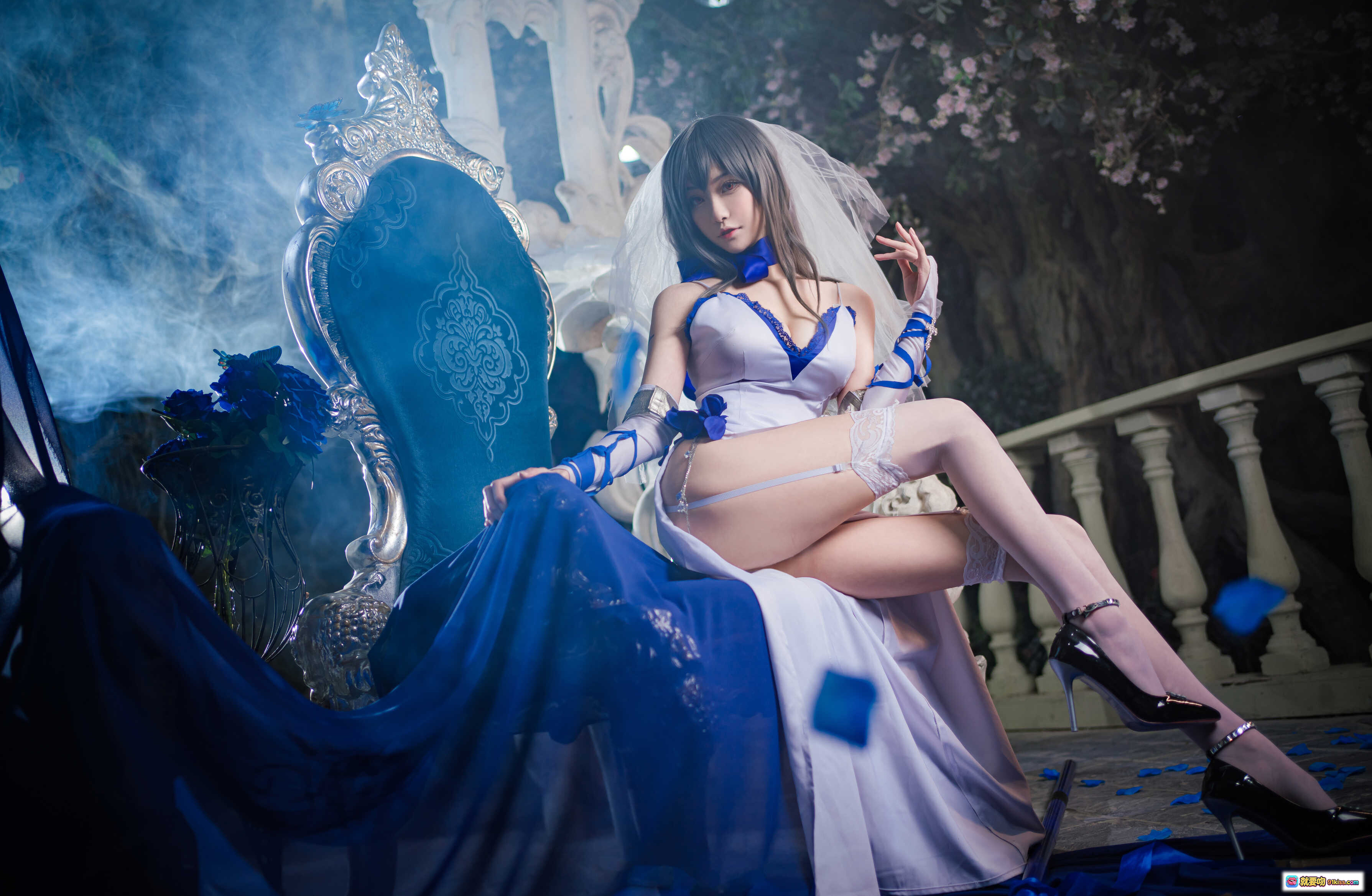 图片[8] - 路易九世COS写真 | 蓝白婚纱礼服 | 王座女王姿态 | 精致头饰与蕾丝袜 | 高清16P摄影集 - 就要吻