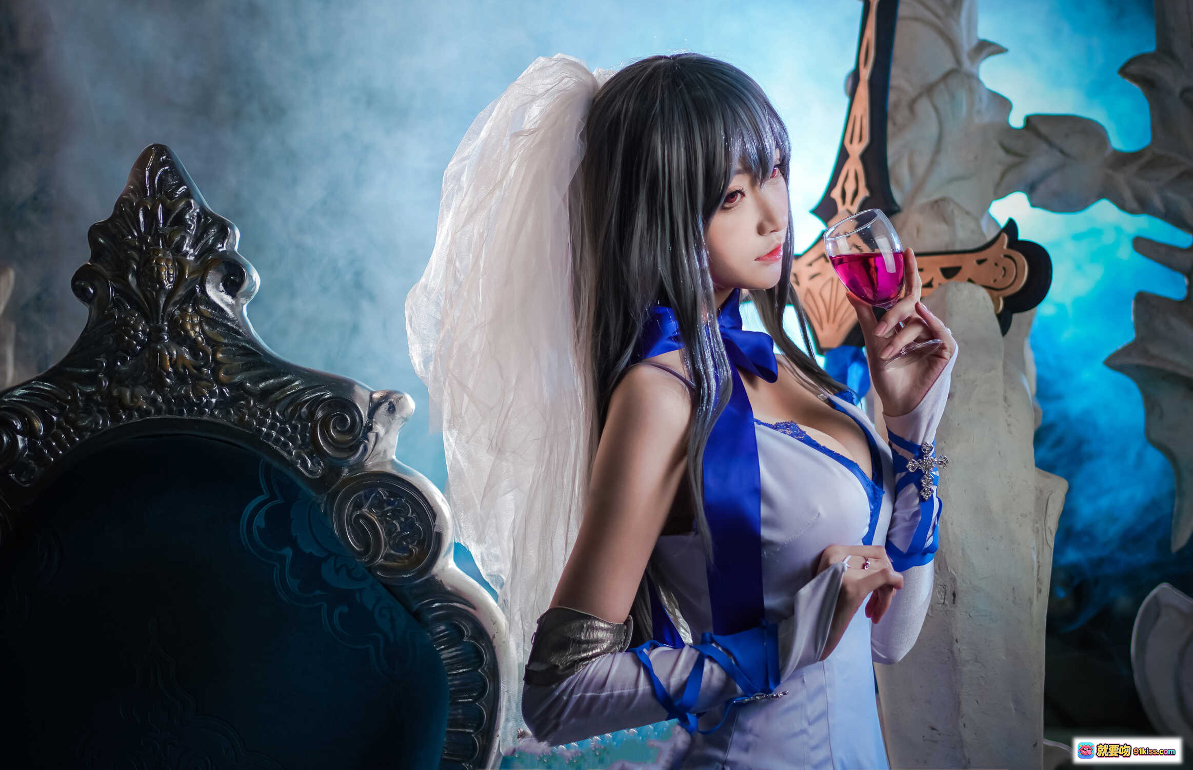 图片[9] - 路易九世COS写真 | 蓝白婚纱礼服 | 王座女王姿态 | 精致头饰与蕾丝袜 | 高清16P摄影集 - 就要吻