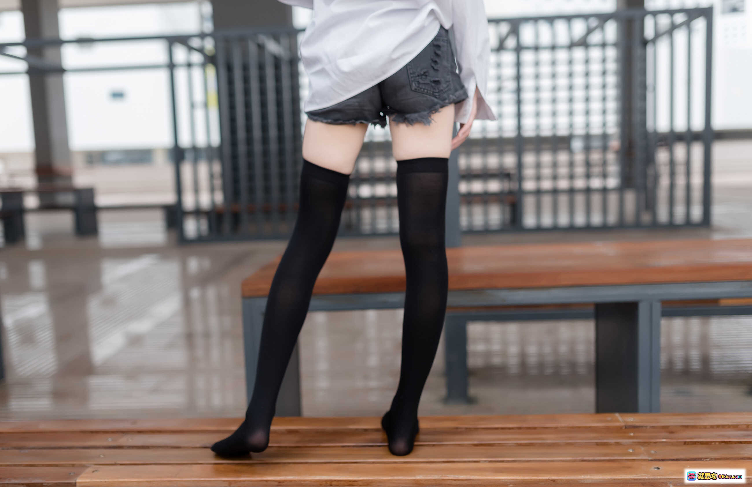 图片[1] - 祖木子NO.001短裤绝对领域黑丝美腿写真48P高清图集 - 就要吻