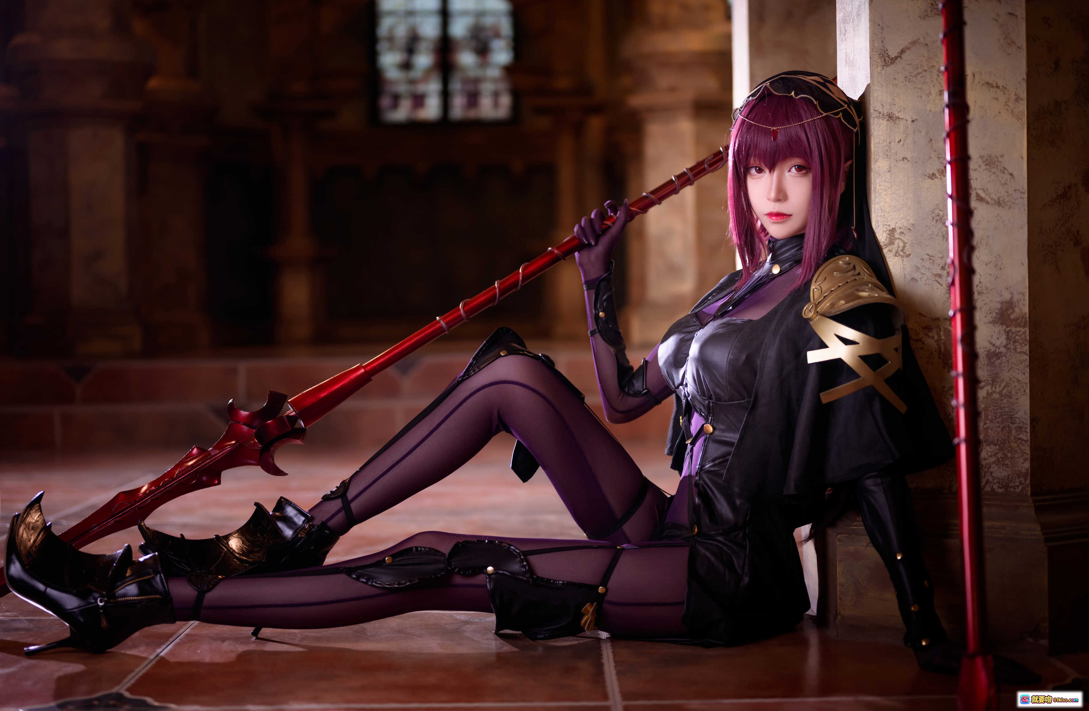 图片[1] - 青青子Js NO.006 Fate斯卡哈cosplay写真｜紫发黑衣持红枪｜哥特风教堂场景｜48P高清美图 - 就要吻