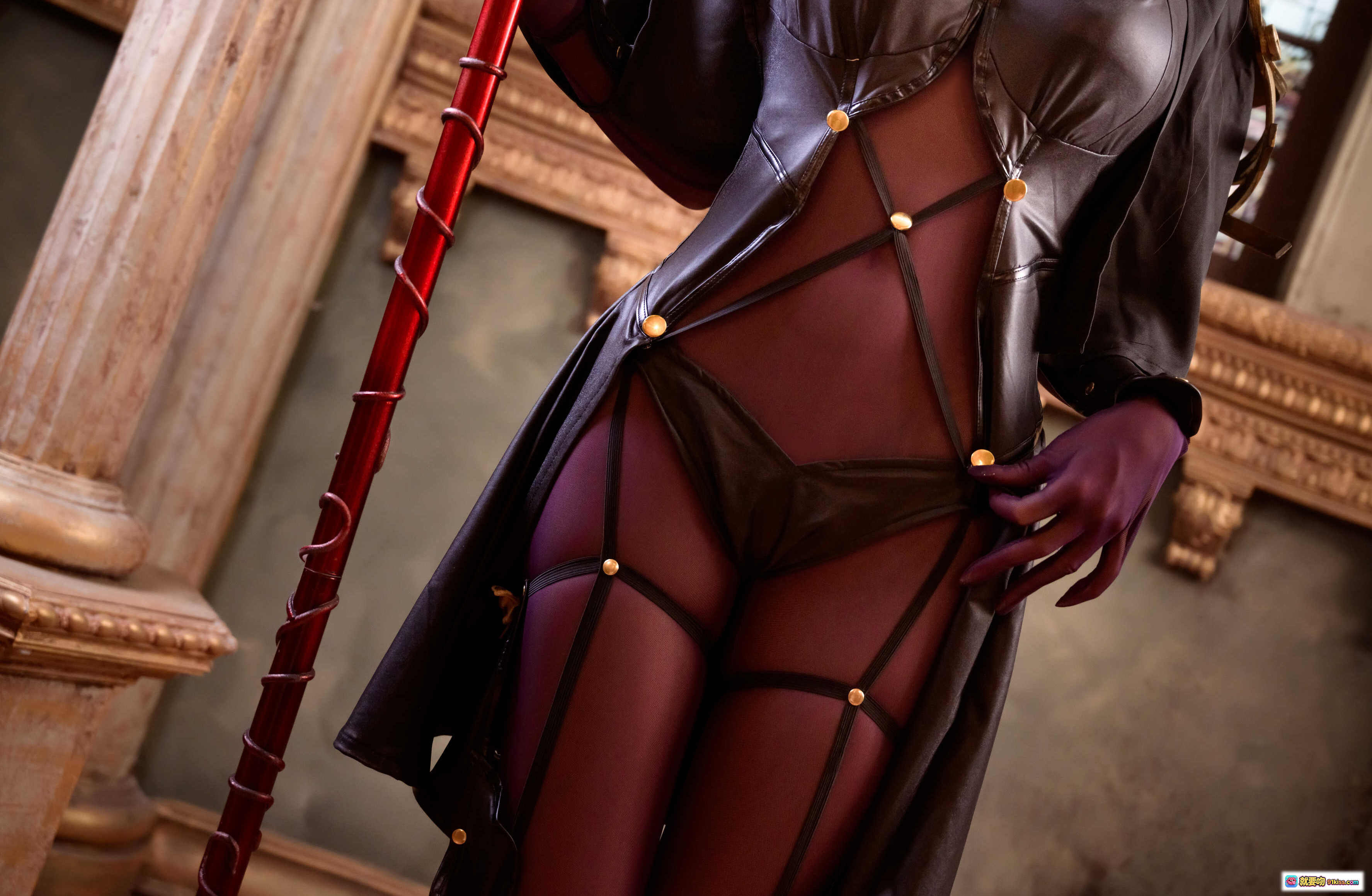 图片[9] - 青青子Js NO.006 Fate斯卡哈cosplay写真｜紫发黑衣持红枪｜哥特风教堂场景｜48P高清美图 - 就要吻