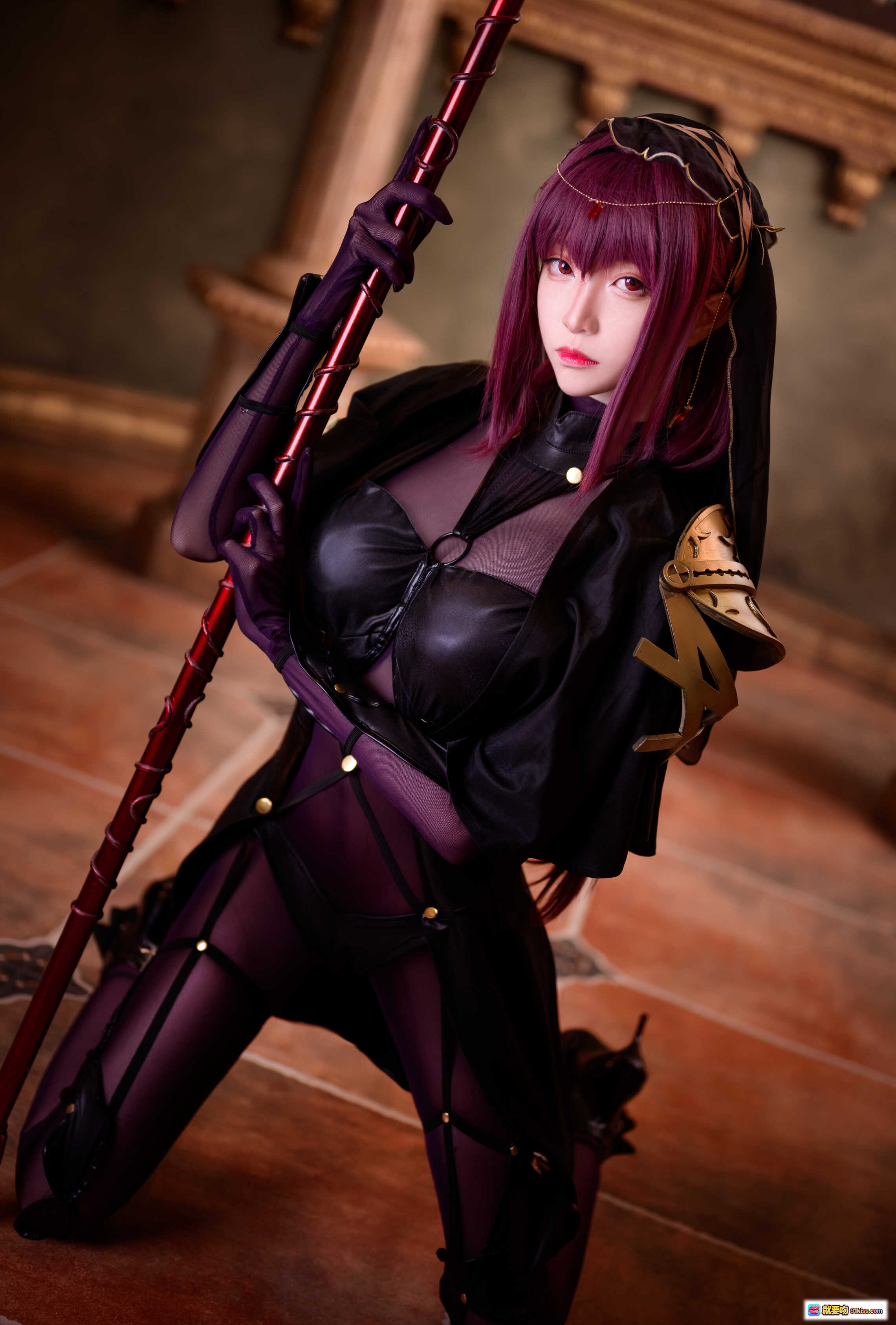 图片[7] - 青青子Js NO.006 Fate斯卡哈cosplay写真｜紫发黑衣持红枪｜哥特风教堂场景｜48P高清美图 - 就要吻