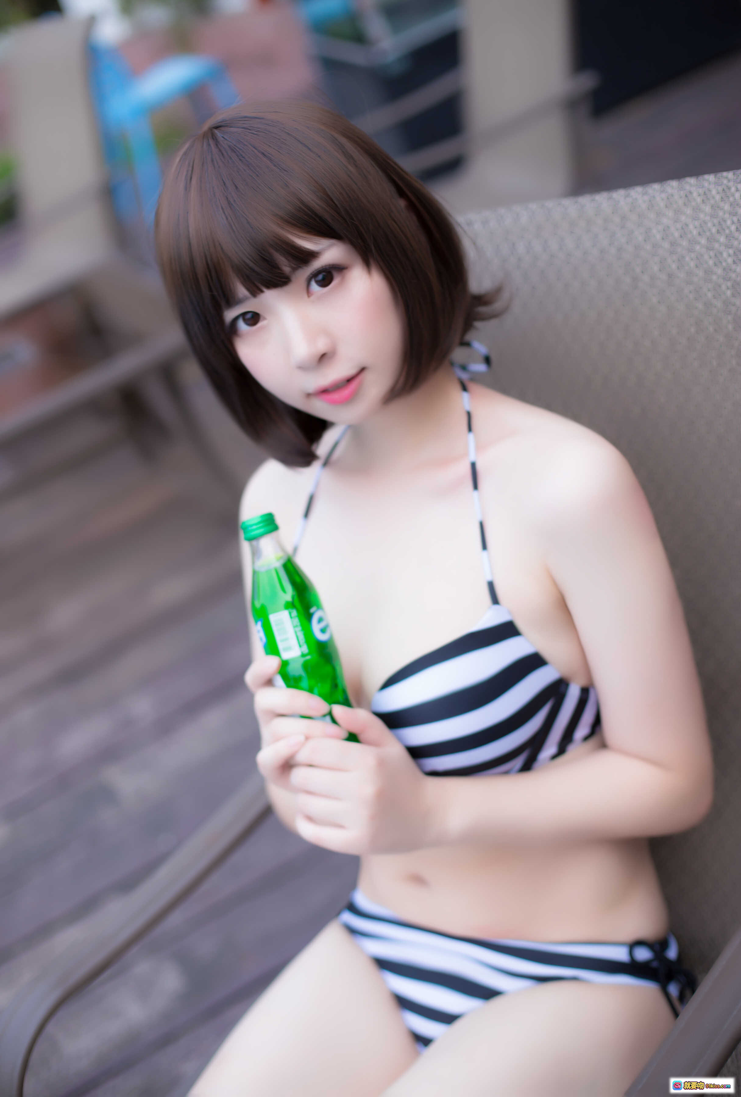 图片[4] - 加藤惠泳装写真 | 闪月半NO.004 | 黑白条纹比基尼 | 西瓜球泳池边跪姿 | 清新夏日风情 - 就要吻