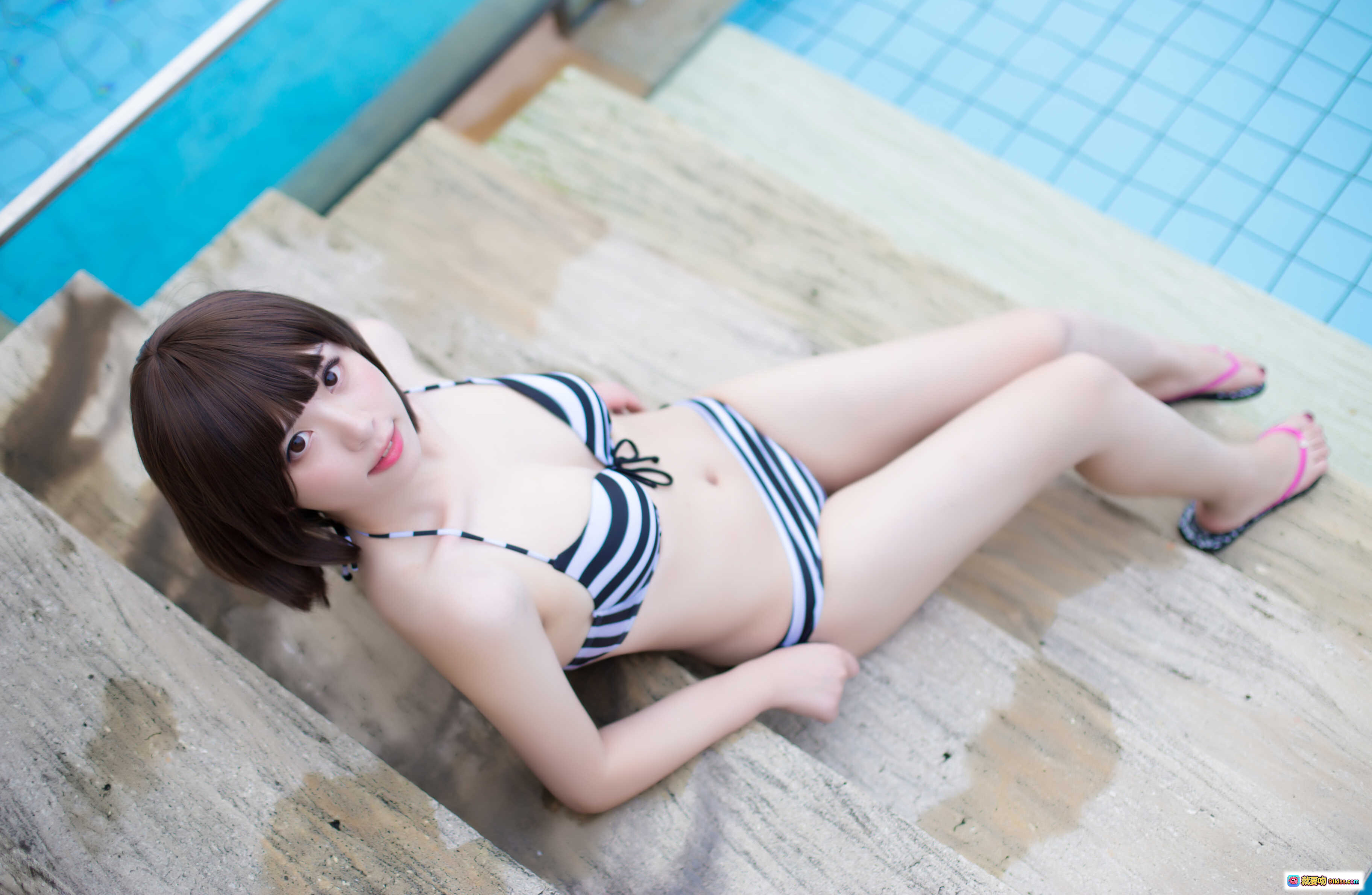 图片[9] - 加藤惠泳装写真 | 闪月半NO.004 | 黑白条纹比基尼 | 西瓜球泳池边跪姿 | 清新夏日风情 - 就要吻