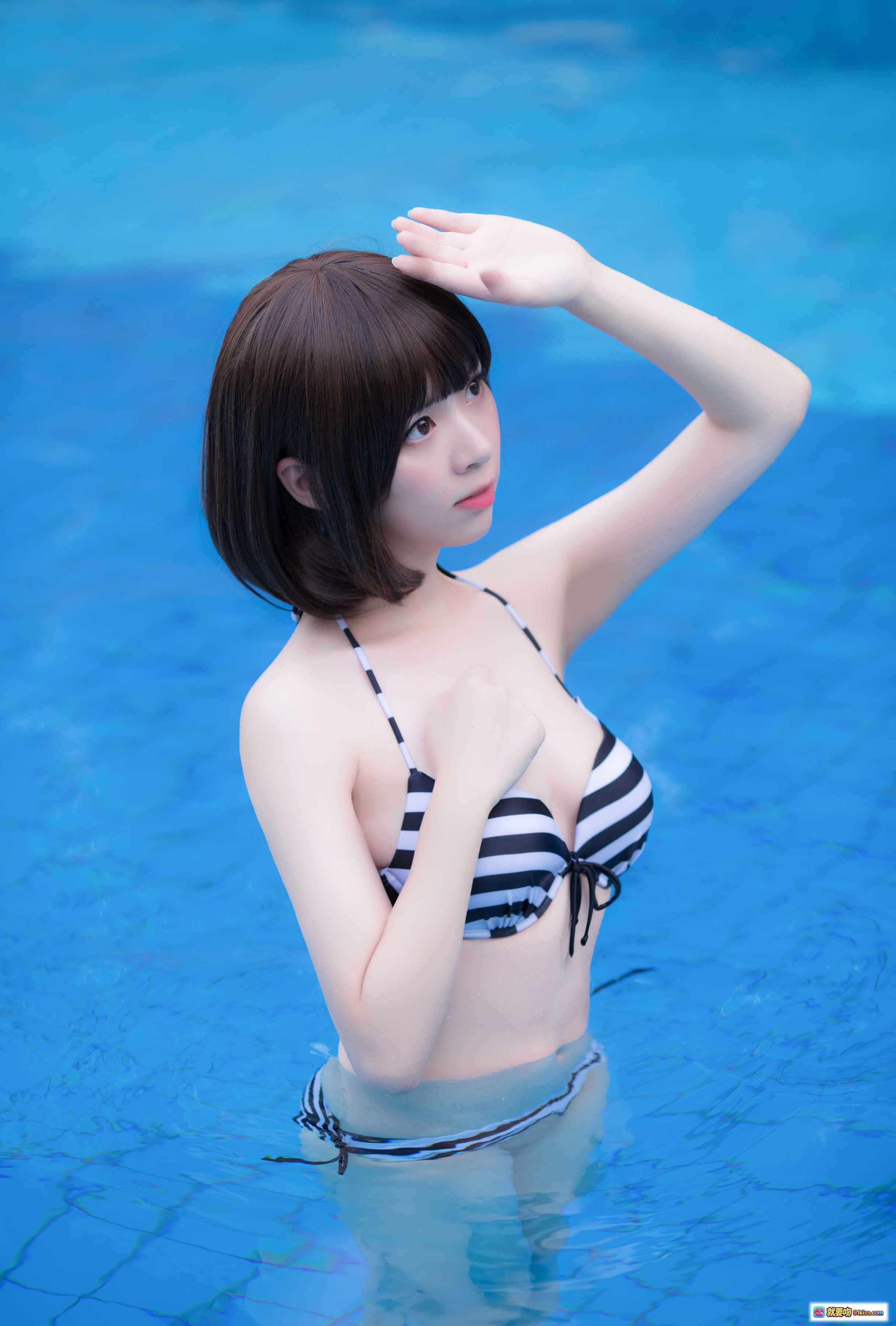 图片[2] - 加藤惠泳装写真 | 闪月半NO.004 | 黑白条纹比基尼 | 西瓜球泳池边跪姿 | 清新夏日风情 - 就要吻