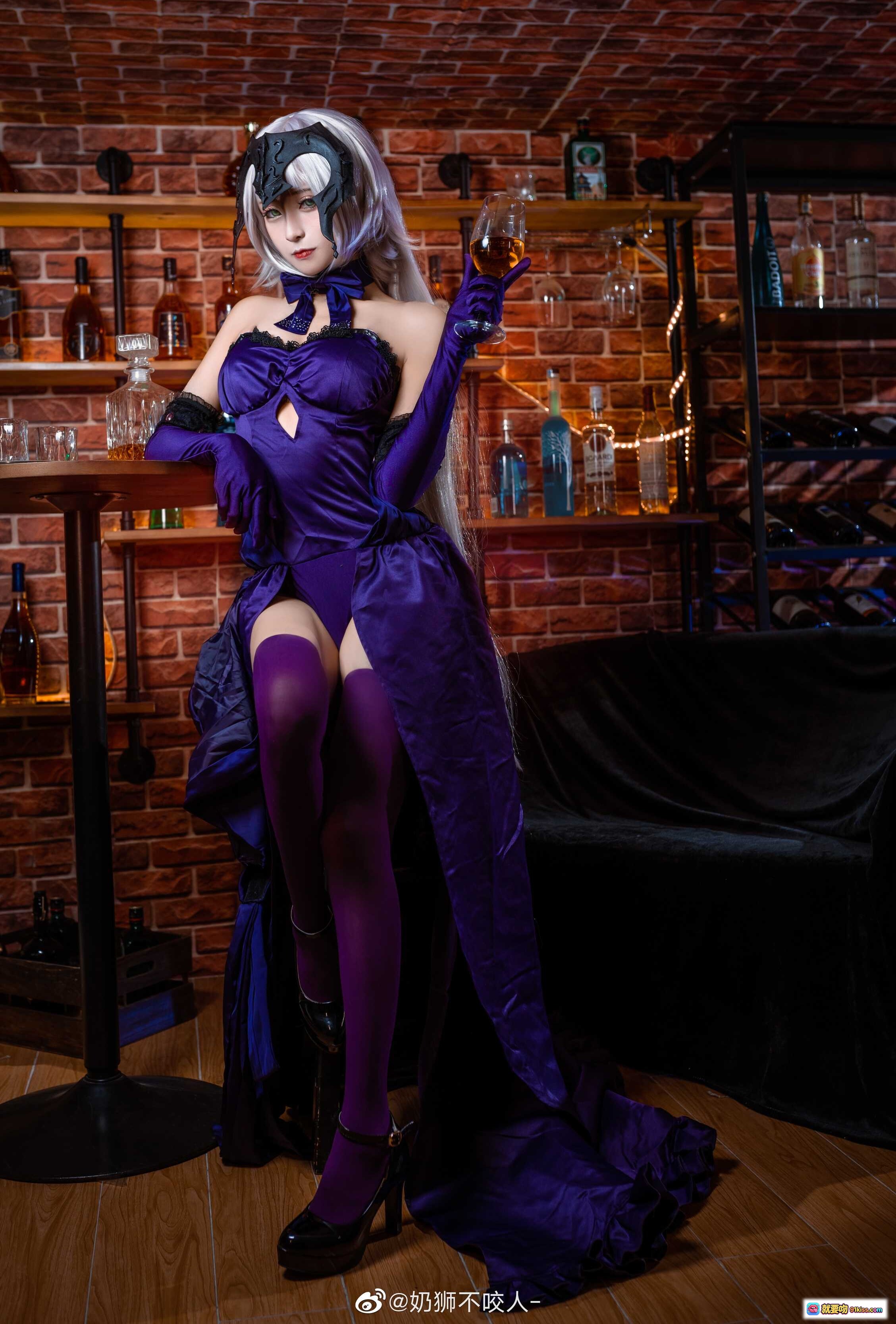 图片[2] - 奶狮不咬人COS黑贞德紫裙酒窖写真｜精致头饰长手套美腿诱惑｜10P高清图集 - 就要吻