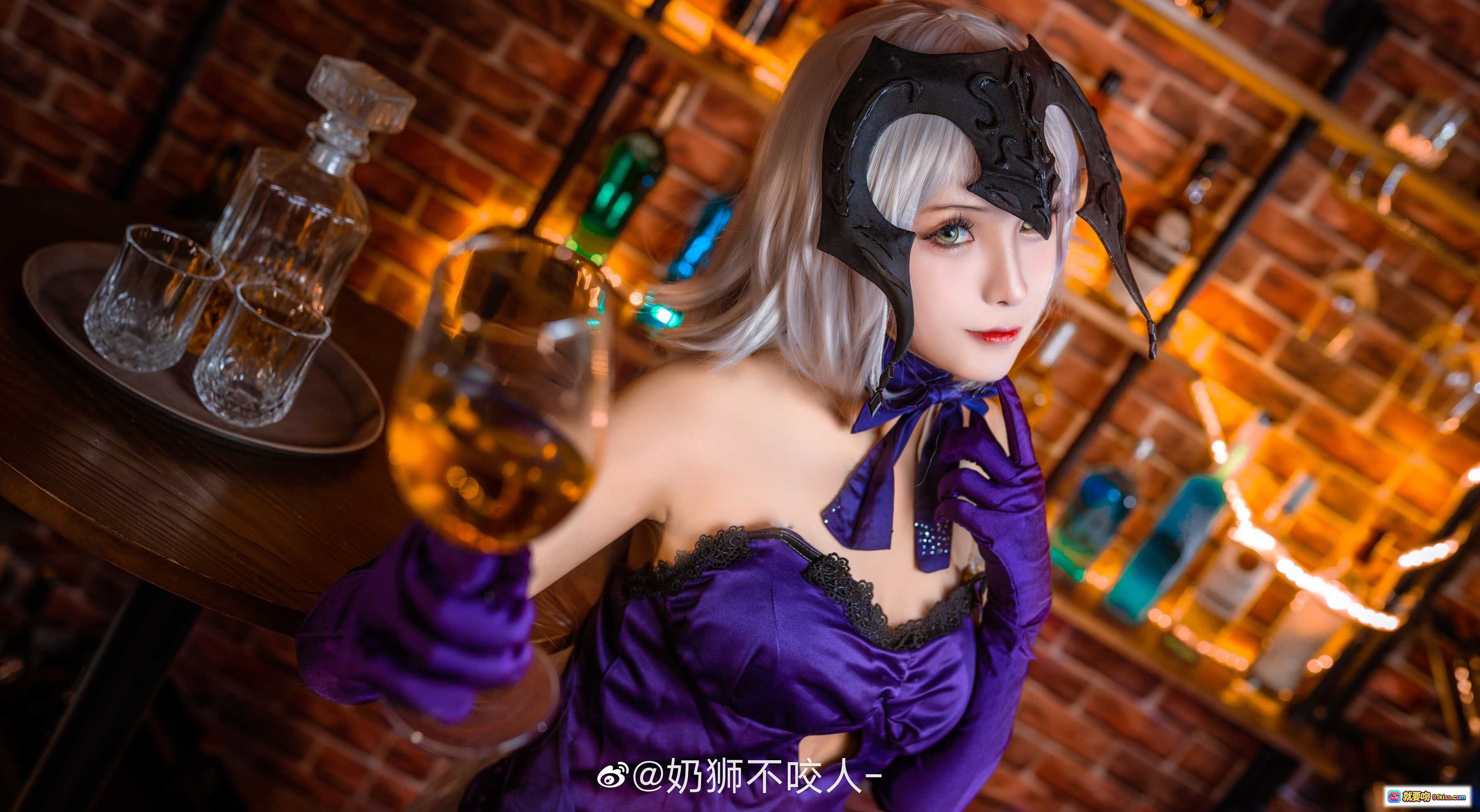 图片[7] - 奶狮不咬人COS黑贞德紫裙酒窖写真｜精致头饰长手套美腿诱惑｜10P高清图集 - 就要吻