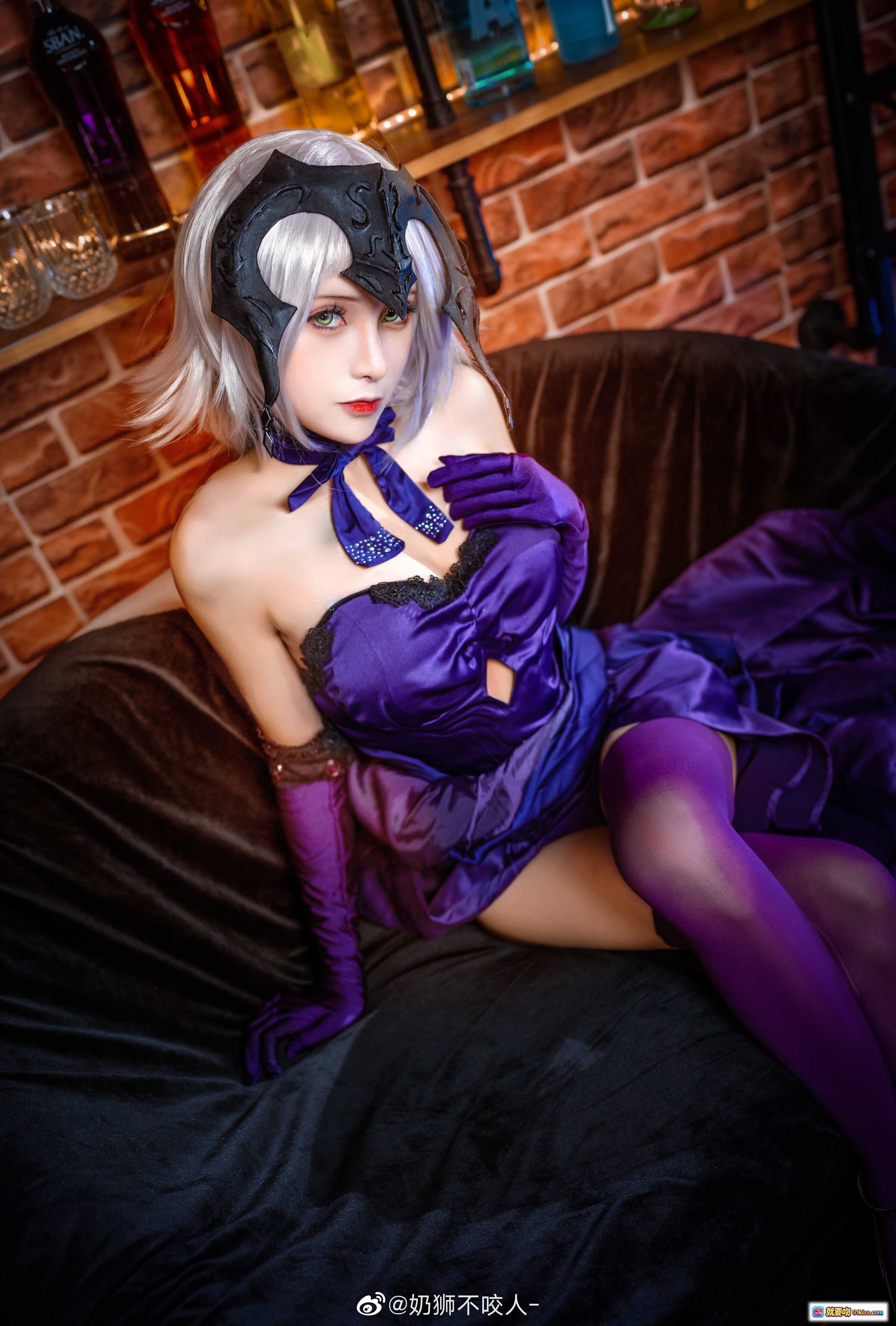 图片[3] - 奶狮不咬人COS黑贞德紫裙酒窖写真｜精致头饰长手套美腿诱惑｜10P高清图集 - 就要吻