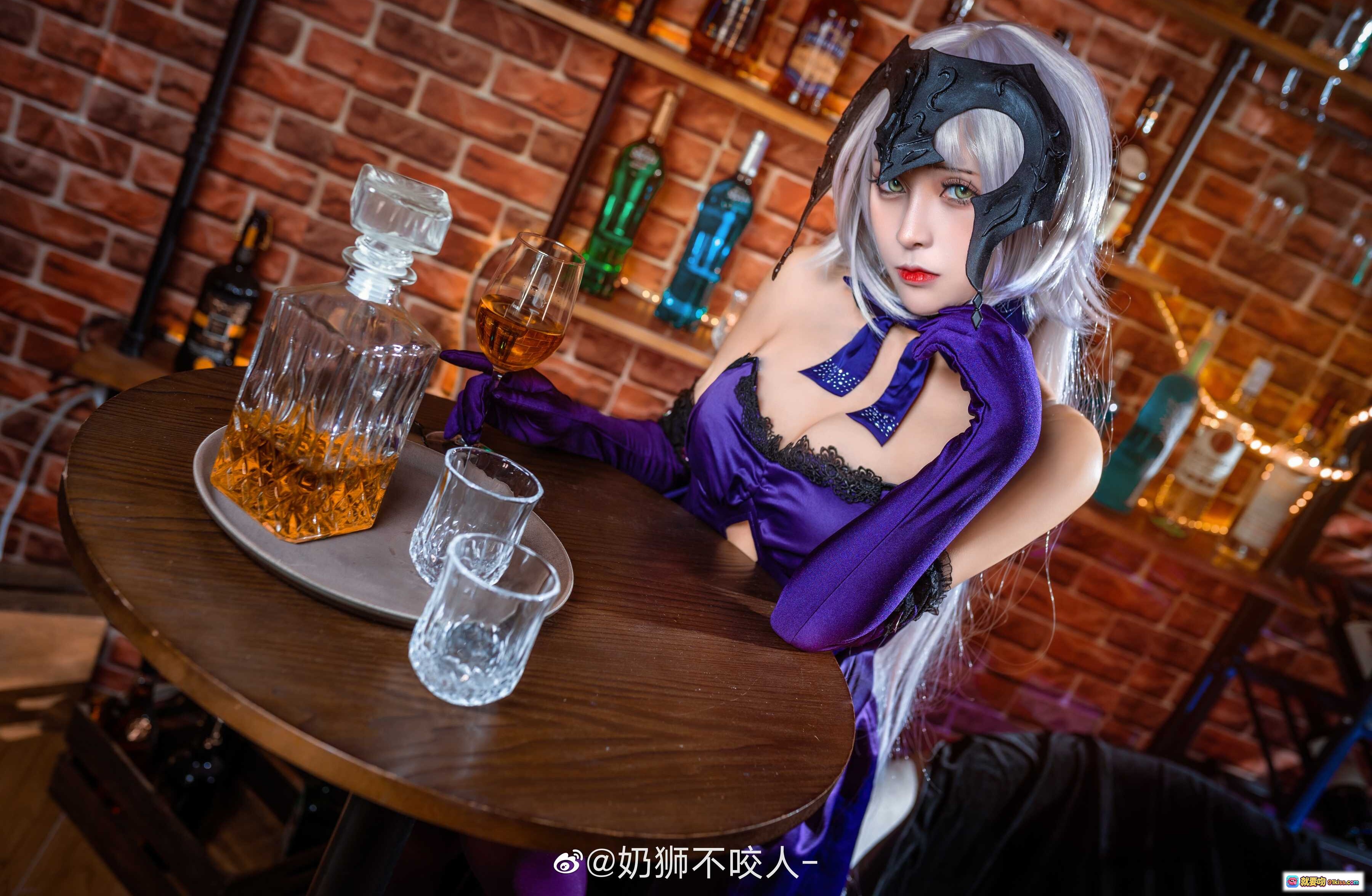 图片[9] - 奶狮不咬人COS黑贞德紫裙酒窖写真｜精致头饰长手套美腿诱惑｜10P高清图集 - 就要吻
