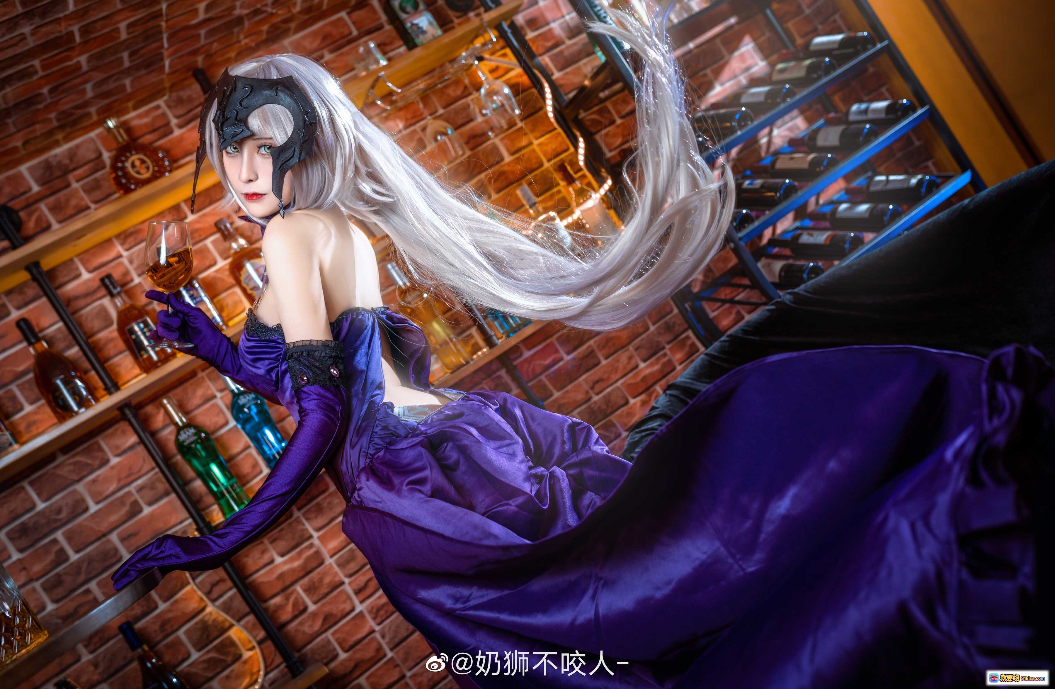 图片[8] - 奶狮不咬人COS黑贞德紫裙酒窖写真｜精致头饰长手套美腿诱惑｜10P高清图集 - 就要吻