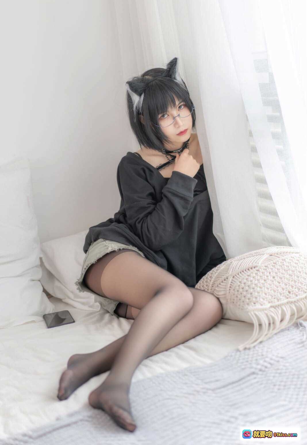 图片[9] - 逐月SU日常猫娘写真｜黑发猫耳眼镜少女｜黑色露肩上衣+短裤+黑丝｜卧室窗边温柔坐姿｜27P高清图集 - 就要吻