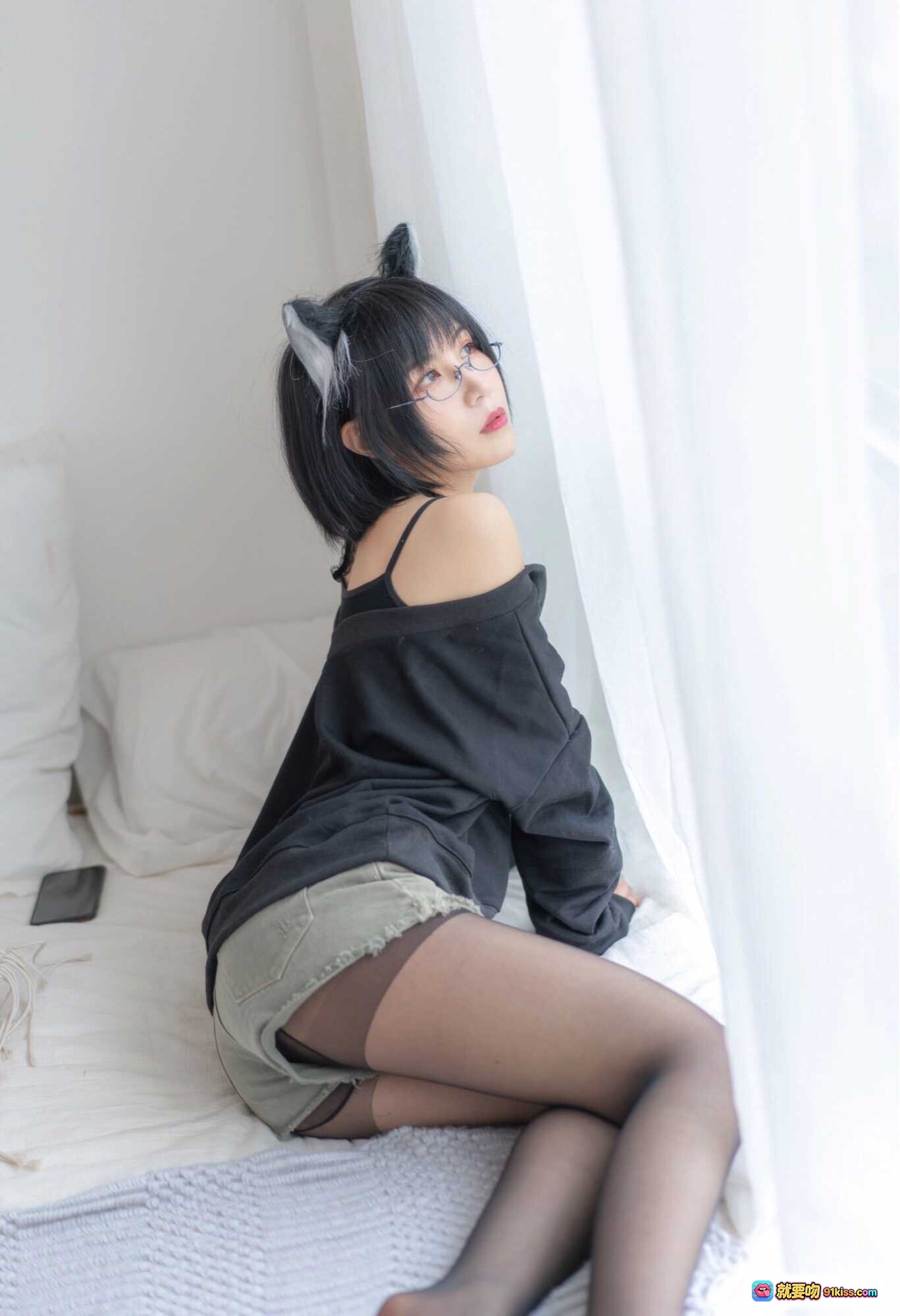 图片[1] - 逐月SU日常猫娘写真｜黑发猫耳眼镜少女｜黑色露肩上衣+短裤+黑丝｜卧室窗边温柔坐姿｜27P高清图集 - 就要吻
