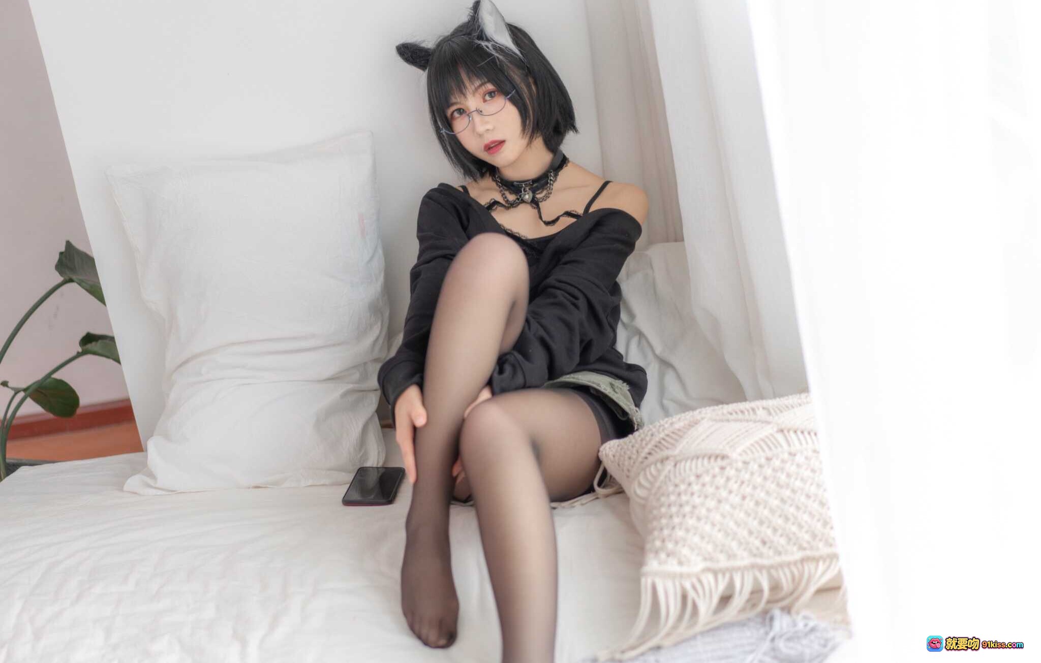 图片[6] - 逐月SU日常猫娘写真｜黑发猫耳眼镜少女｜黑色露肩上衣+短裤+黑丝｜卧室窗边温柔坐姿｜27P高清图集 - 就要吻