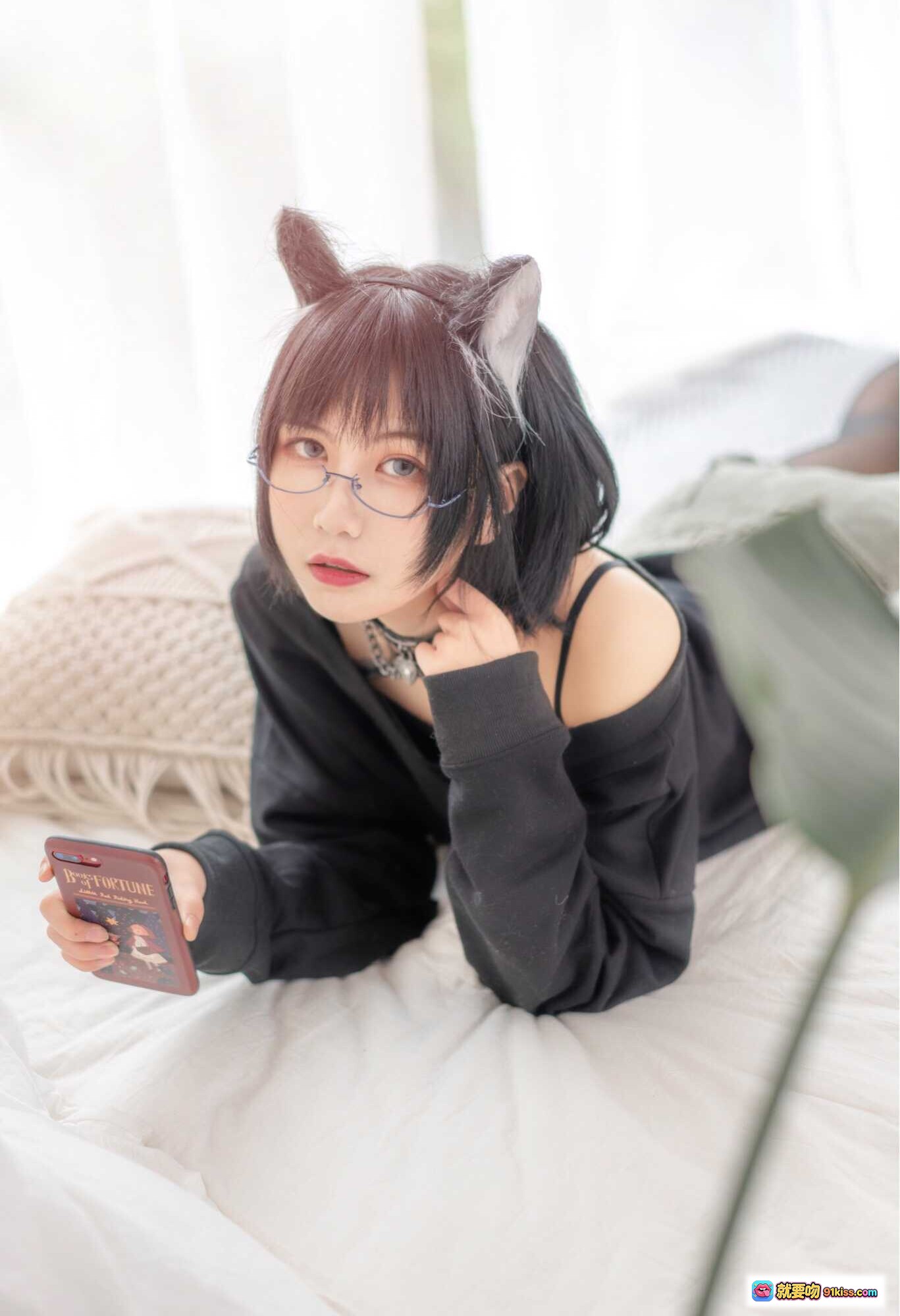 图片[7] - 逐月SU日常猫娘写真｜黑发猫耳眼镜少女｜黑色露肩上衣+短裤+黑丝｜卧室窗边温柔坐姿｜27P高清图集 - 就要吻