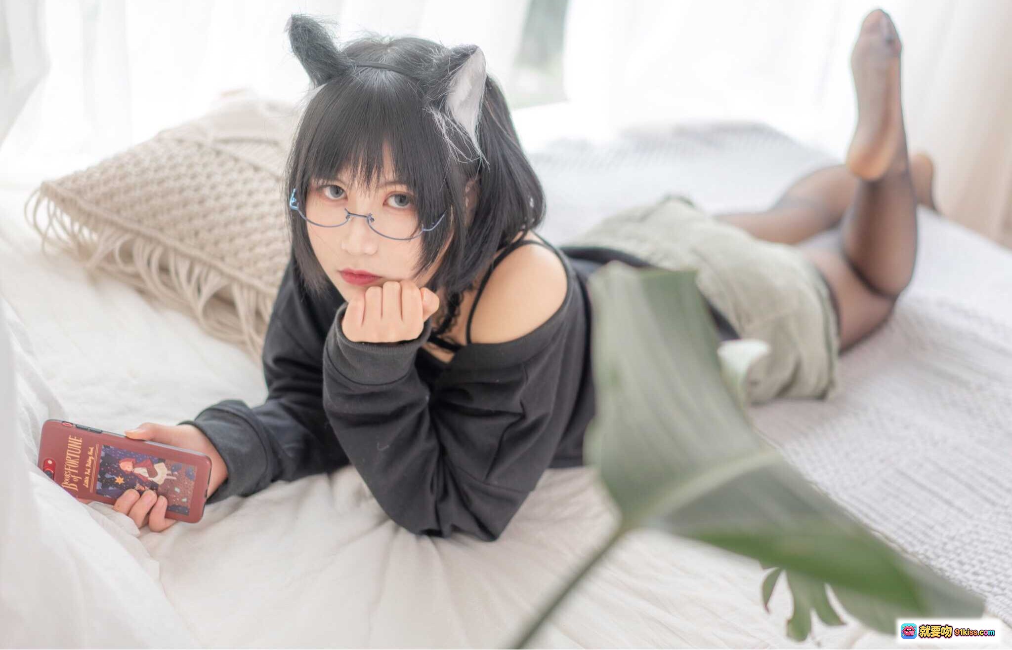 图片[8] - 逐月SU日常猫娘写真｜黑发猫耳眼镜少女｜黑色露肩上衣+短裤+黑丝｜卧室窗边温柔坐姿｜27P高清图集 - 就要吻