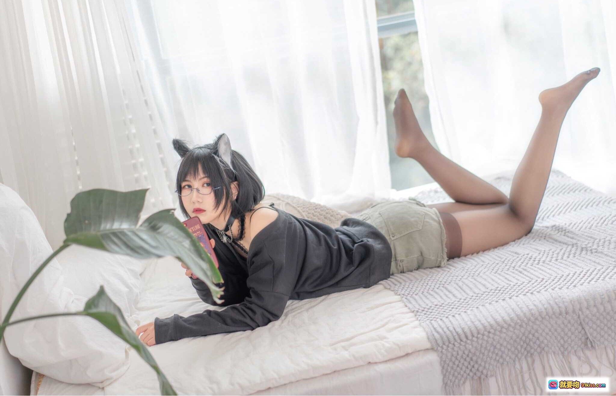 图片[2] - 逐月SU日常猫娘写真｜黑发猫耳眼镜少女｜黑色露肩上衣+短裤+黑丝｜卧室窗边温柔坐姿｜27P高清图集 - 就要吻