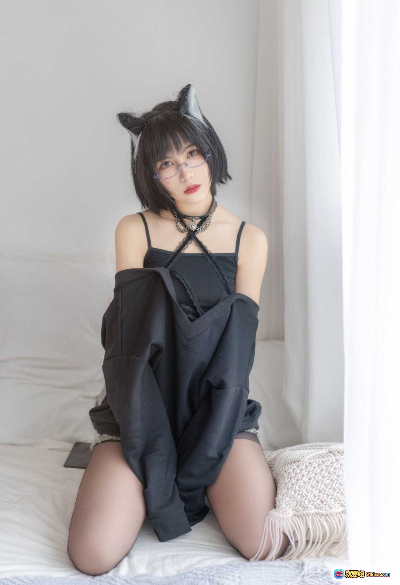 图片[3] - 逐月SU日常猫娘写真｜黑发猫耳眼镜少女｜黑色露肩上衣+短裤+黑丝｜卧室窗边温柔坐姿｜27P高清图集 - 就要吻