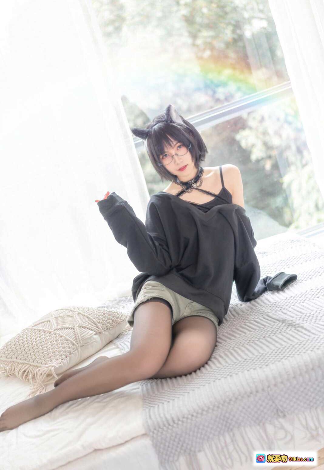 图片[5] - 逐月SU日常猫娘写真｜黑发猫耳眼镜少女｜黑色露肩上衣+短裤+黑丝｜卧室窗边温柔坐姿｜27P高清图集 - 就要吻