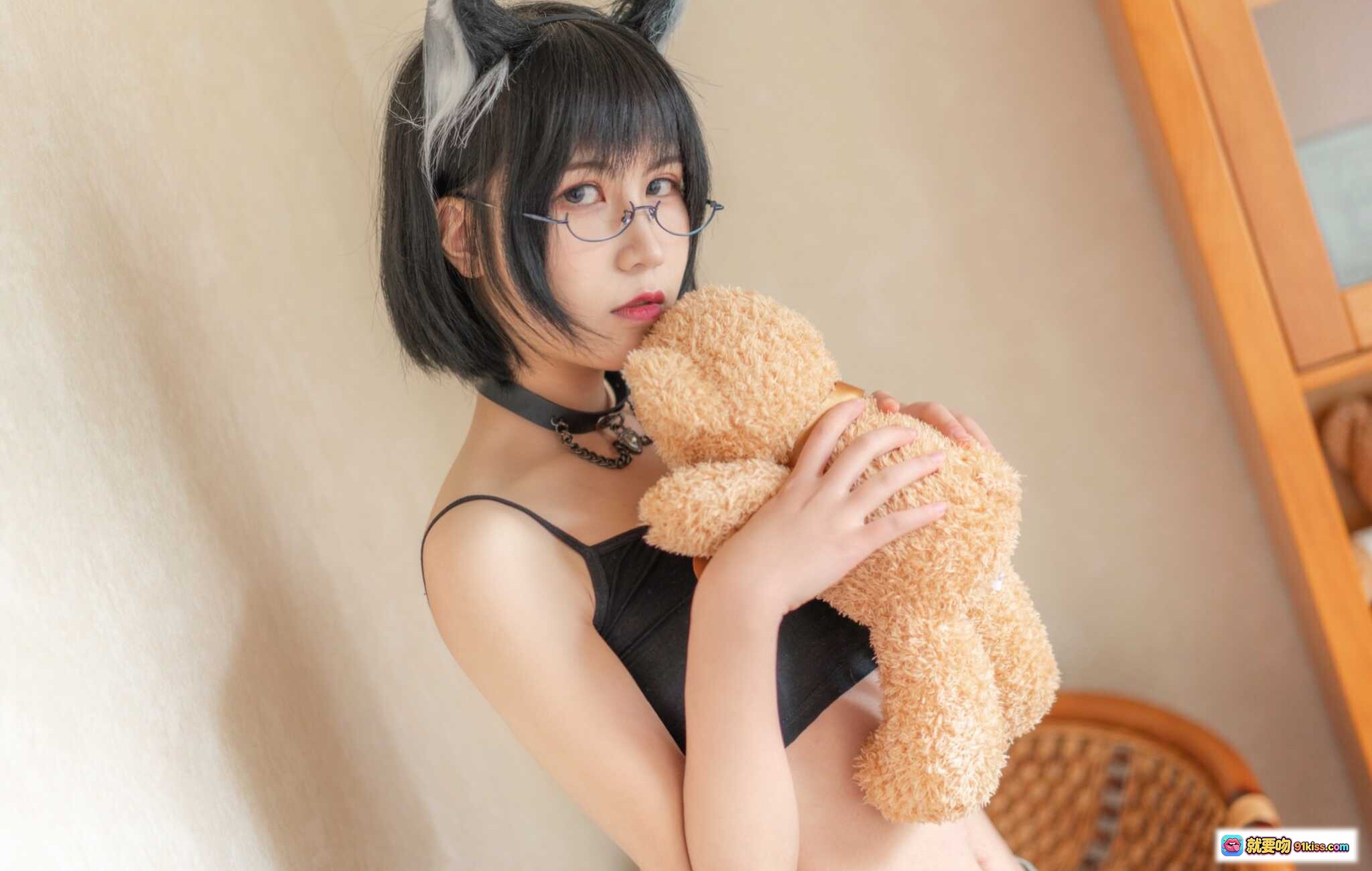 图片[4] - 逐月SU日常猫娘写真｜黑发猫耳眼镜少女｜黑色露肩上衣+短裤+黑丝｜卧室窗边温柔坐姿｜27P高清图集 - 就要吻