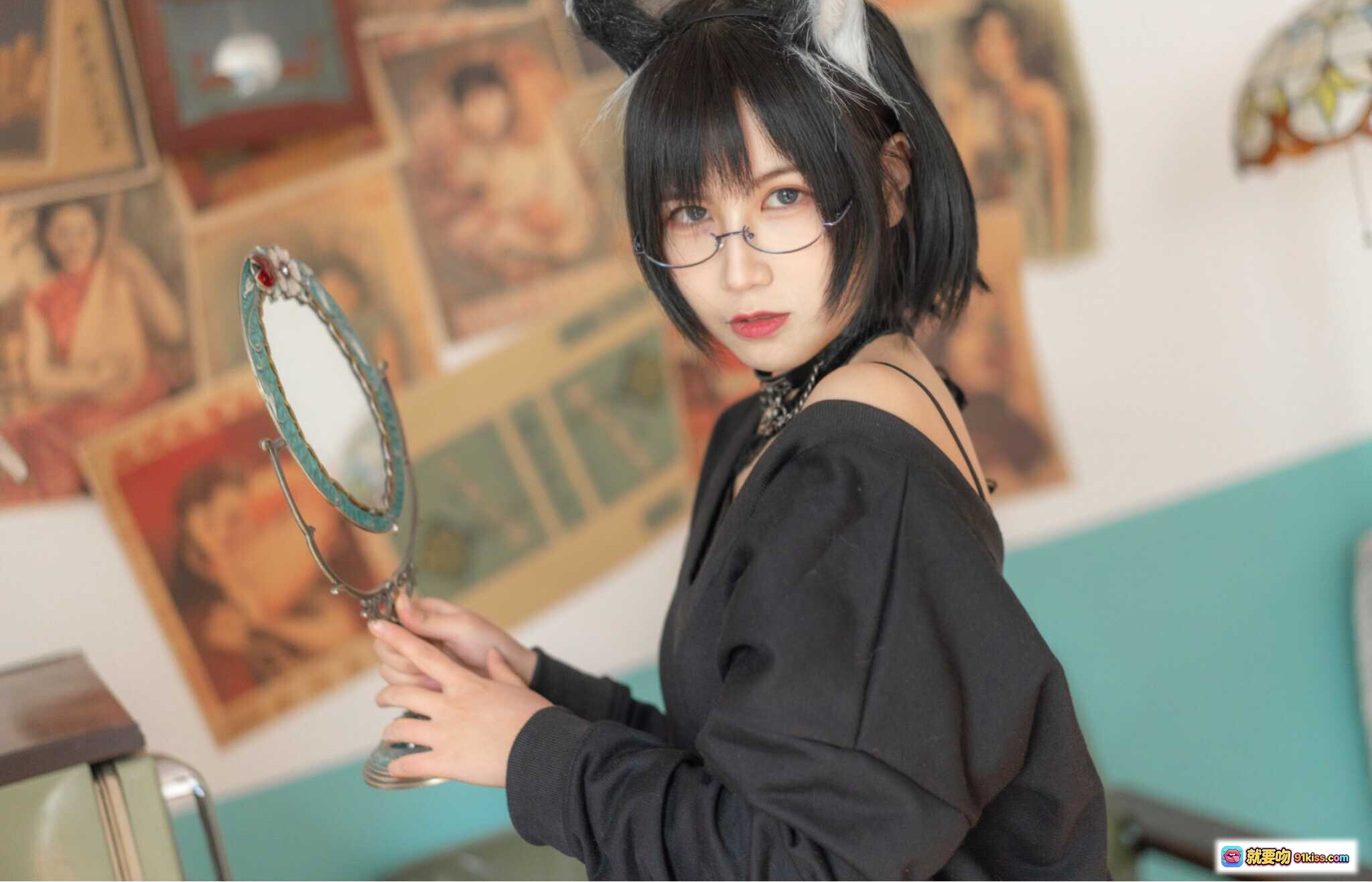 图片[10] - 逐月SU日常猫娘写真｜黑发猫耳眼镜少女｜黑色露肩上衣+短裤+黑丝｜卧室窗边温柔坐姿｜27P高清图集 - 就要吻