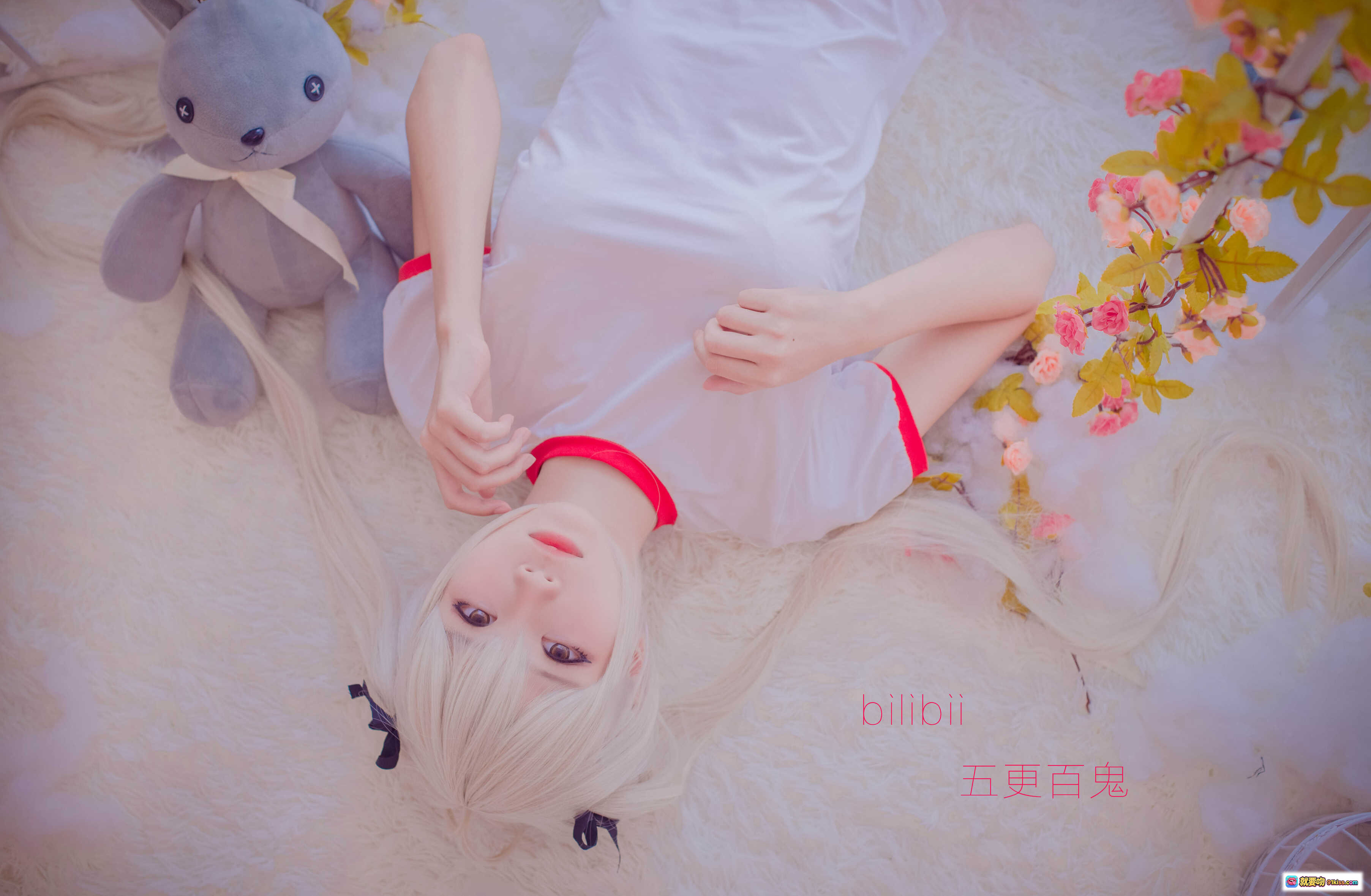图片[5] - 五更百鬼NO.014死库水cosplay 白发少女抱兔玩偶 蓝调梦幻窗边写真 白丝美腿 云朵地毯 柔光氛围感摄影 - 就要吻