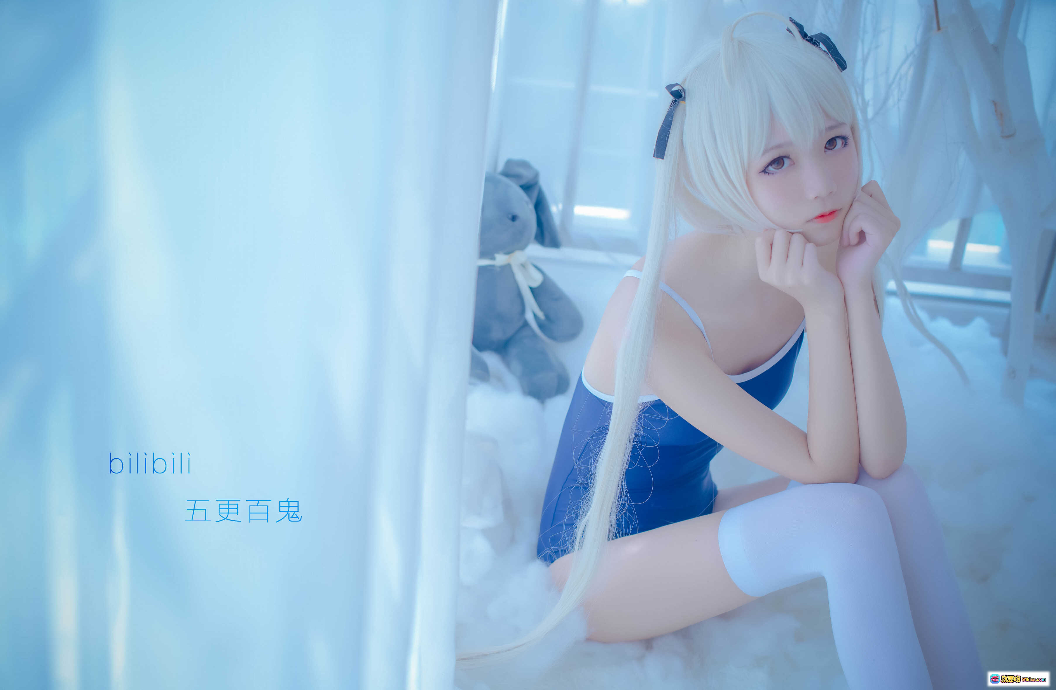 图片[6] - 五更百鬼NO.014死库水cosplay 白发少女抱兔玩偶 蓝调梦幻窗边写真 白丝美腿 云朵地毯 柔光氛围感摄影 - 就要吻