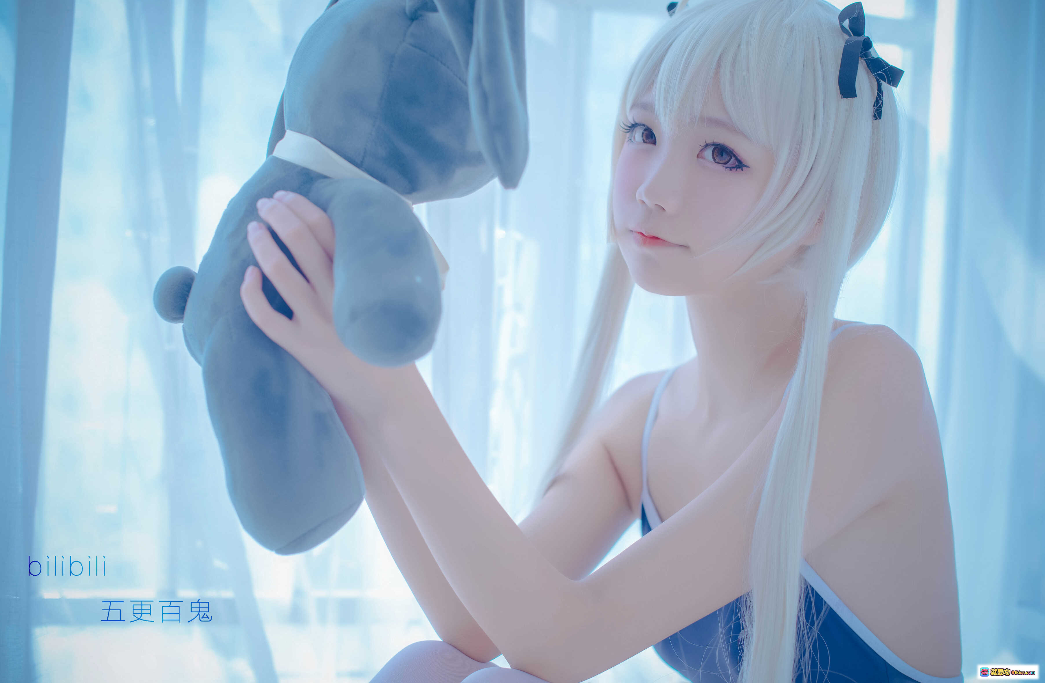 图片[4] - 五更百鬼NO.014死库水cosplay 白发少女抱兔玩偶 蓝调梦幻窗边写真 白丝美腿 云朵地毯 柔光氛围感摄影 - 就要吻