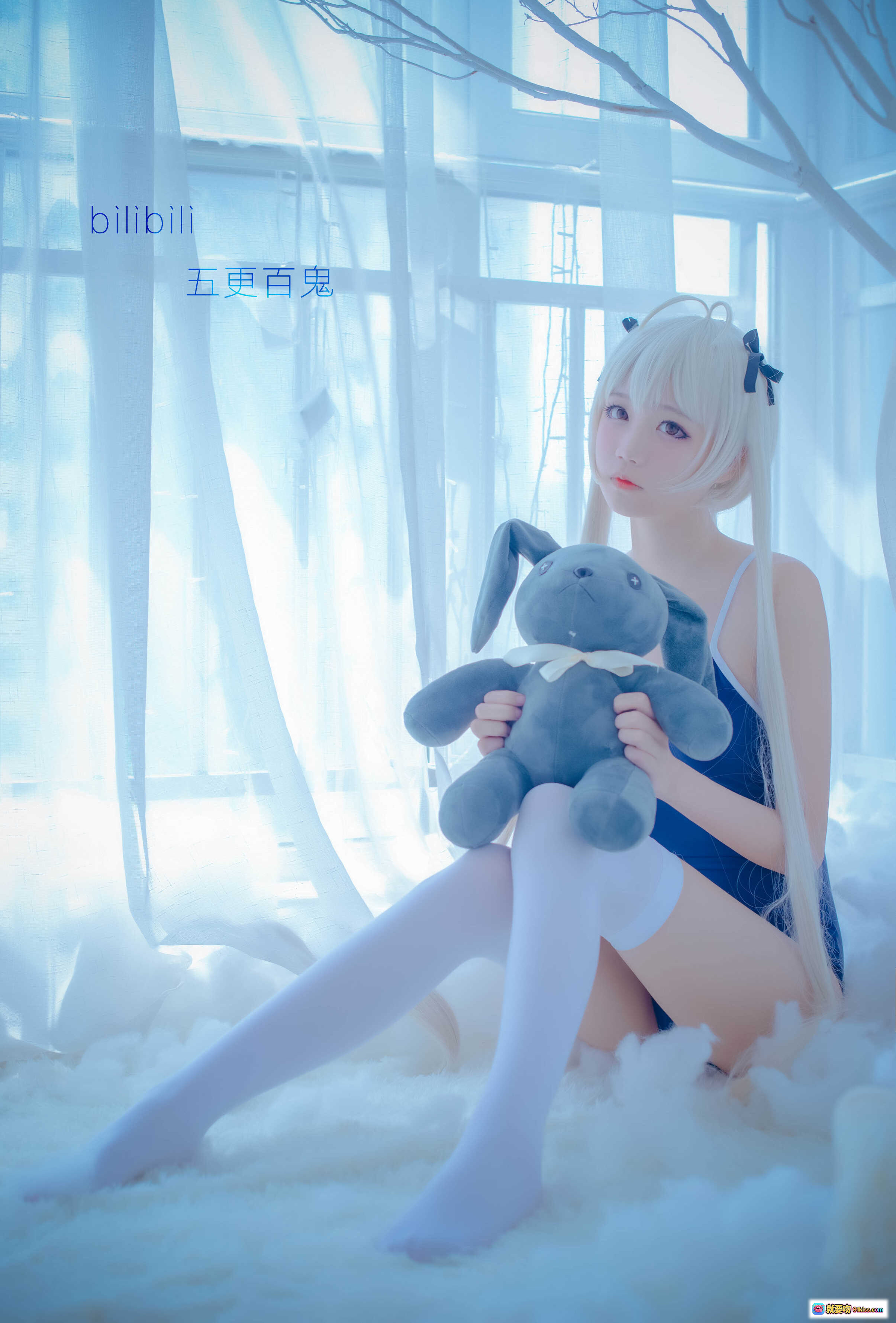 五更百鬼NO.014死库水cosplay 白发少女抱兔玩偶 蓝调梦幻窗边写真 白丝美腿 云朵地毯 柔光氛围感摄影 - 就要吻