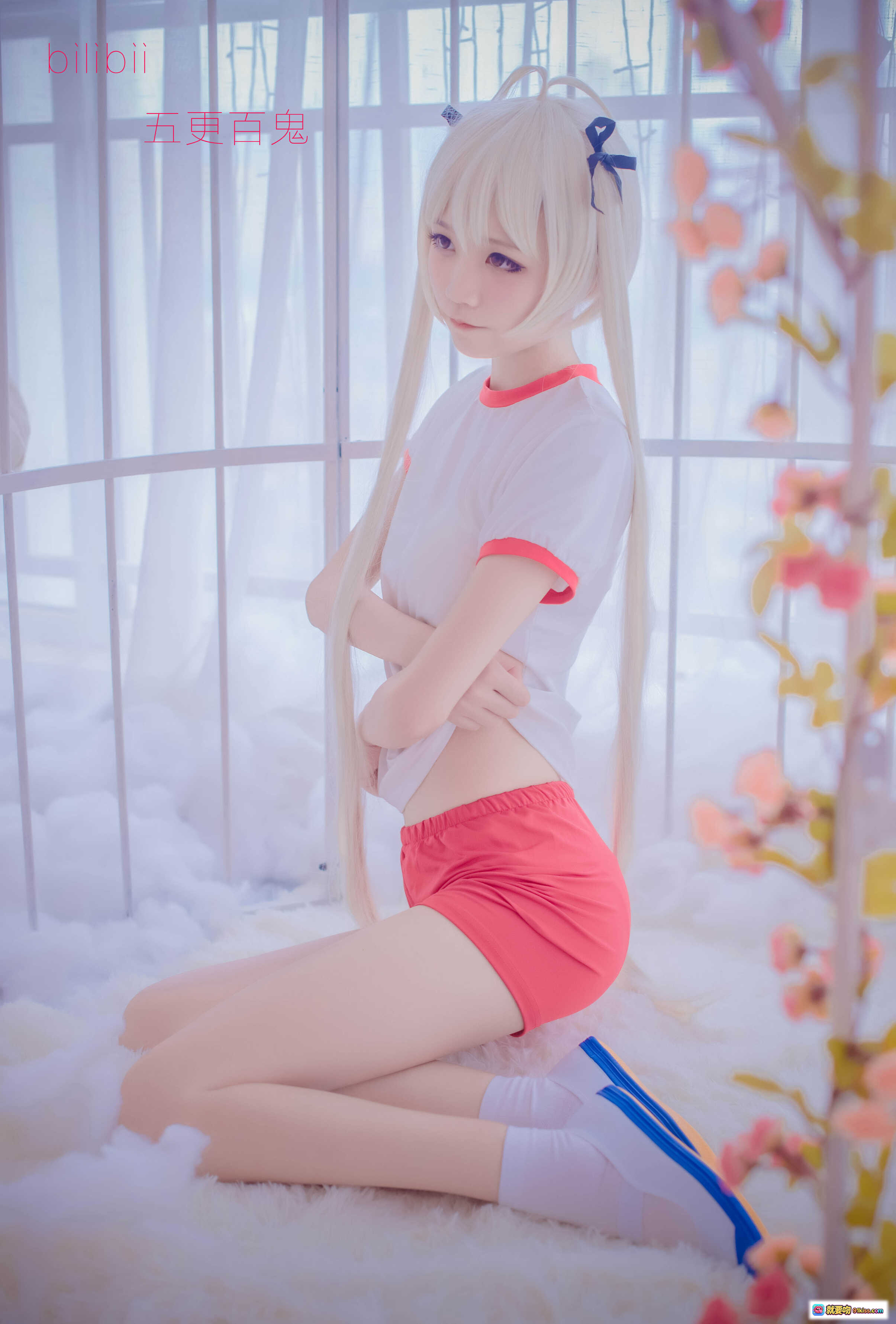 图片[9] - 五更百鬼NO.014死库水cosplay 白发少女抱兔玩偶 蓝调梦幻窗边写真 白丝美腿 云朵地毯 柔光氛围感摄影 - 就要吻