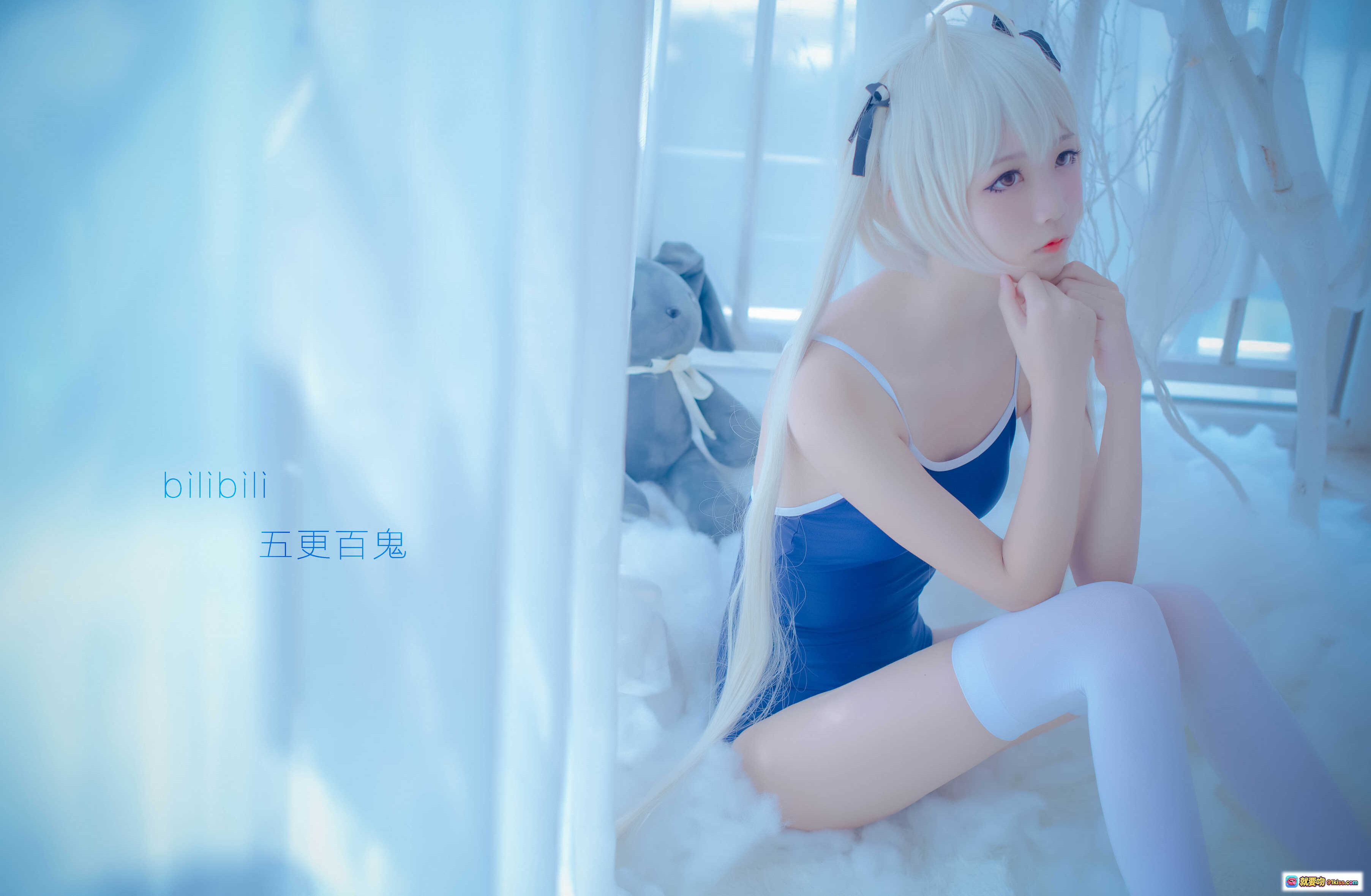 图片[10] - 五更百鬼NO.014死库水cosplay 白发少女抱兔玩偶 蓝调梦幻窗边写真 白丝美腿 云朵地毯 柔光氛围感摄影 - 就要吻