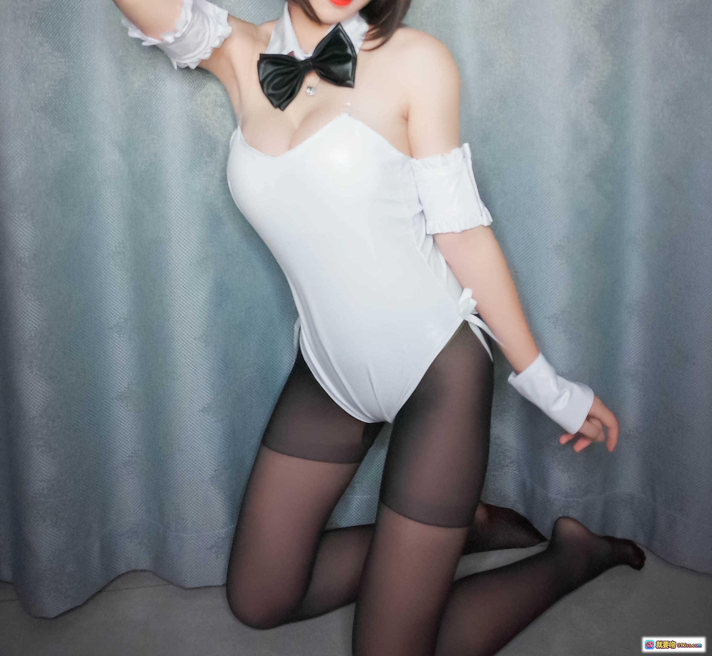 图片[1] - 黑米粥兔女郎写真NO.025 白色露肩连体衣+黑色蝴蝶结+黑丝美腿 32P高清图集 - 就要吻