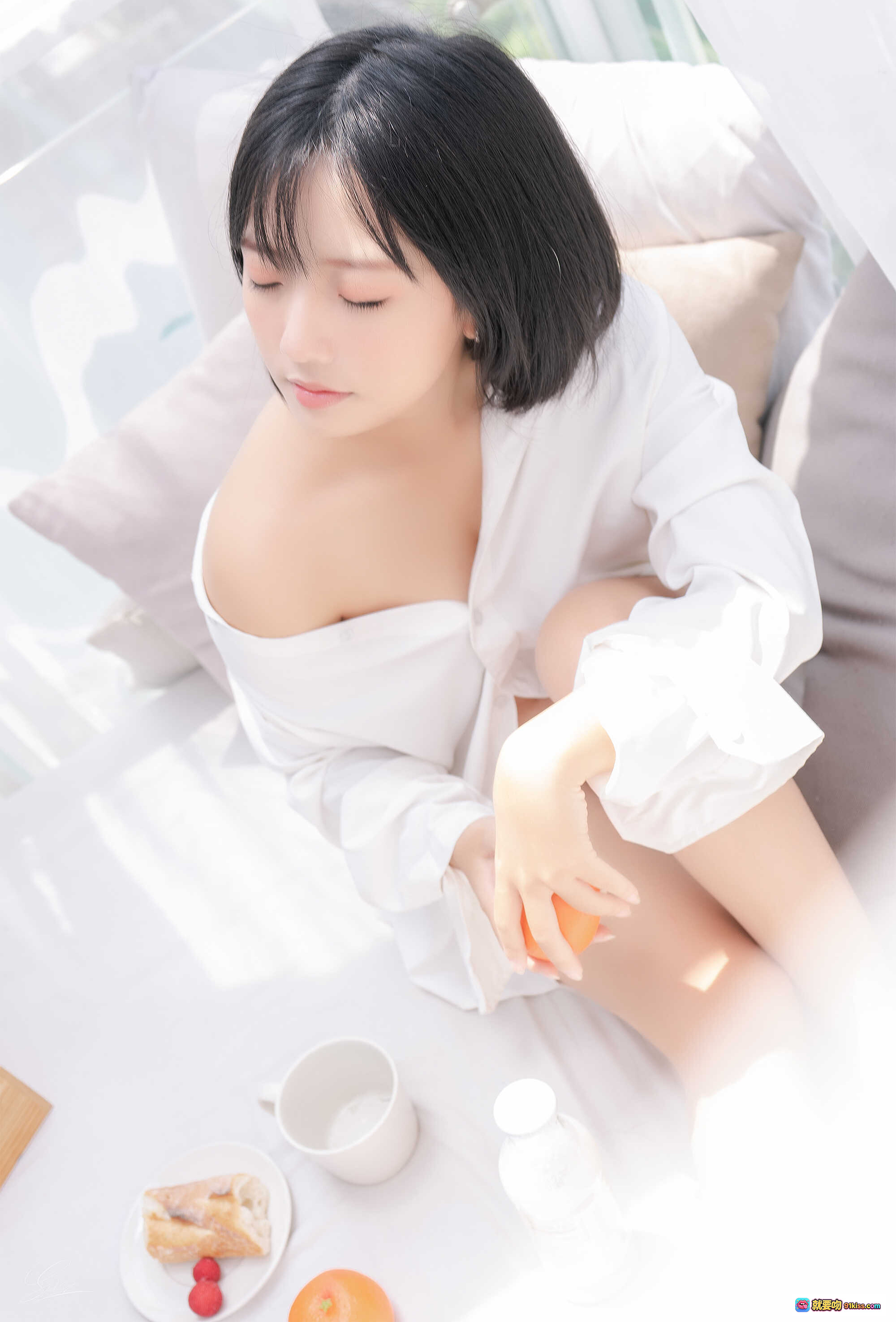 Messie Huang NO.08 男友衬衫写真 | 白衬衫少女私房照 | 清新自然阳光床照 | 甜美短发居家风 | 26P高清图集 - 就要吻