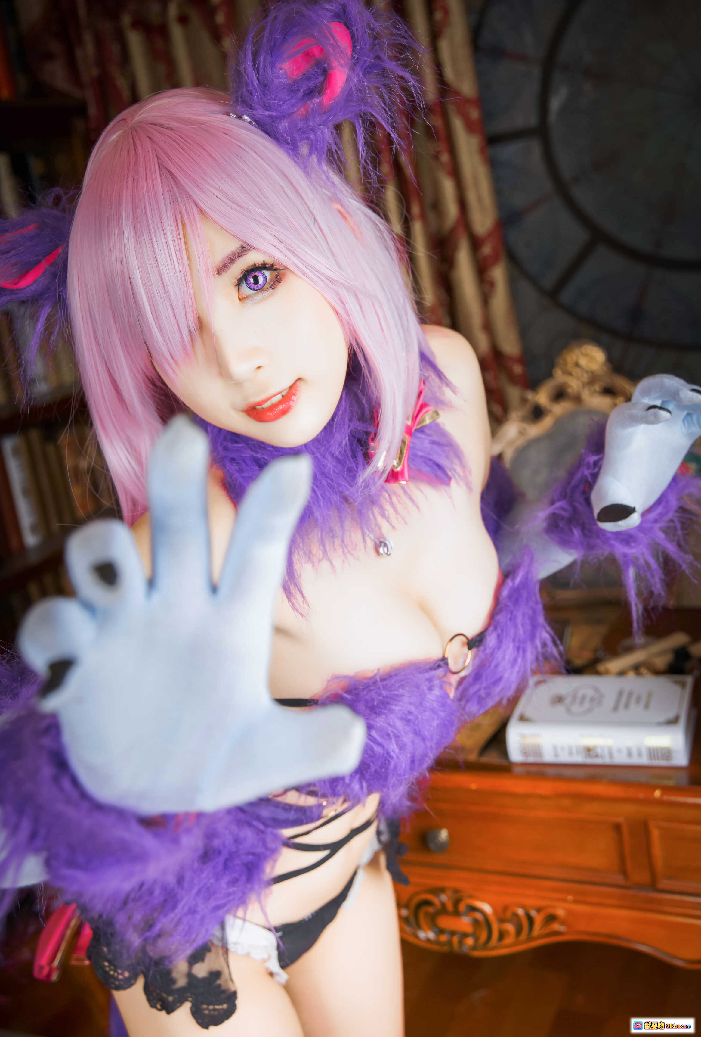 图片[9] - 黑米粥万圣节Cosplay紫发猫耳装紫色羽毛服饰南瓜装饰复古书房场景写真NO.026 - 就要吻