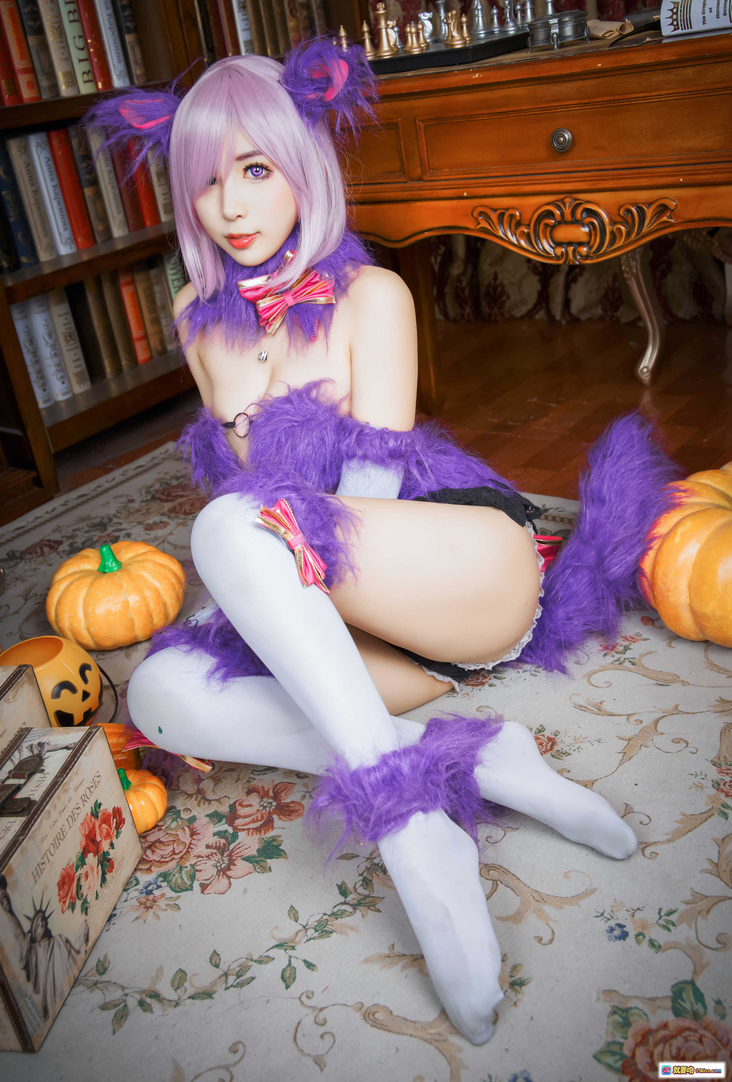 图片[10] - 黑米粥万圣节Cosplay紫发猫耳装紫色羽毛服饰南瓜装饰复古书房场景写真NO.026 - 就要吻
