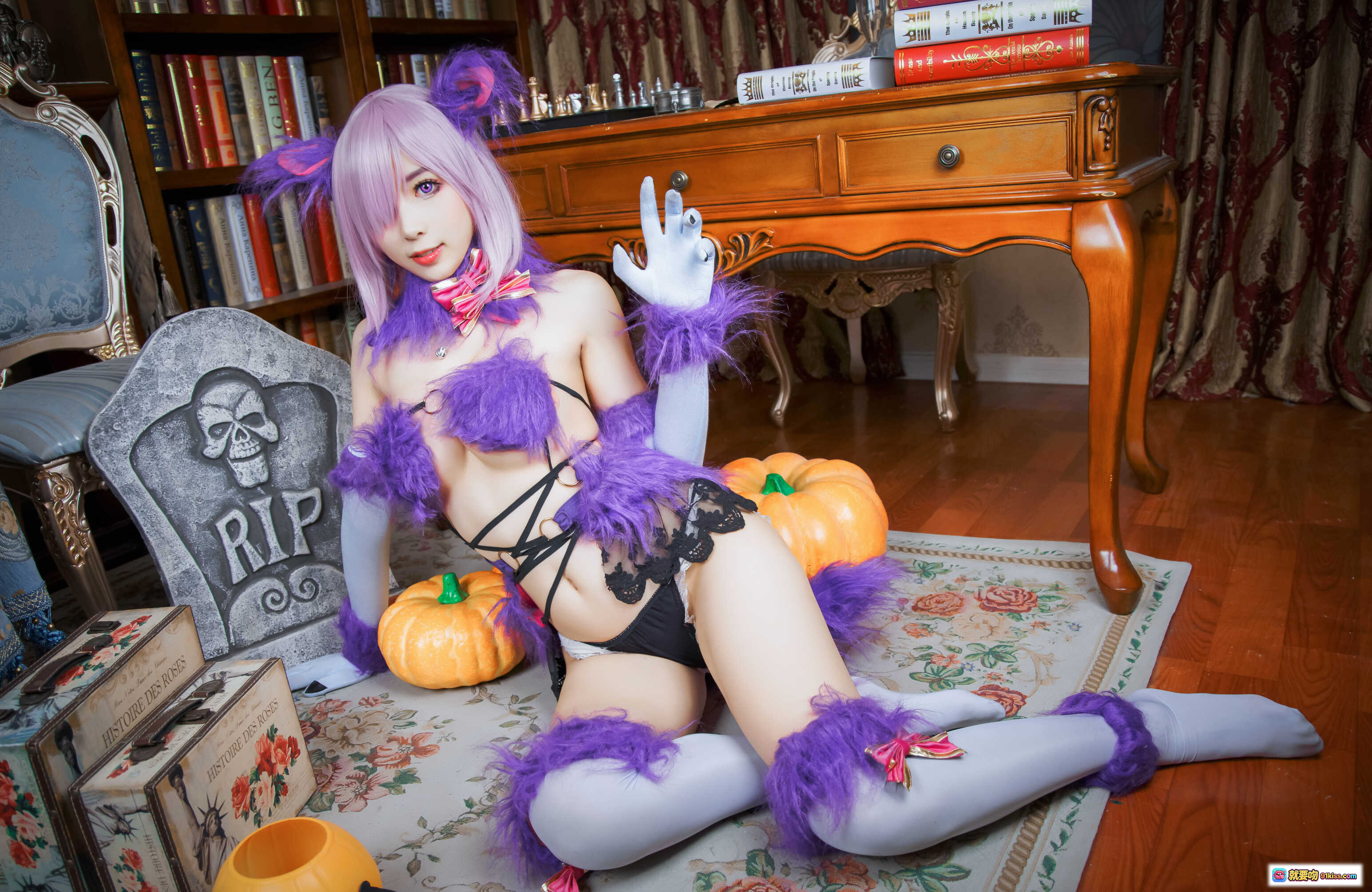 图片[2] - 黑米粥万圣节Cosplay紫发猫耳装紫色羽毛服饰南瓜装饰复古书房场景写真NO.026 - 就要吻