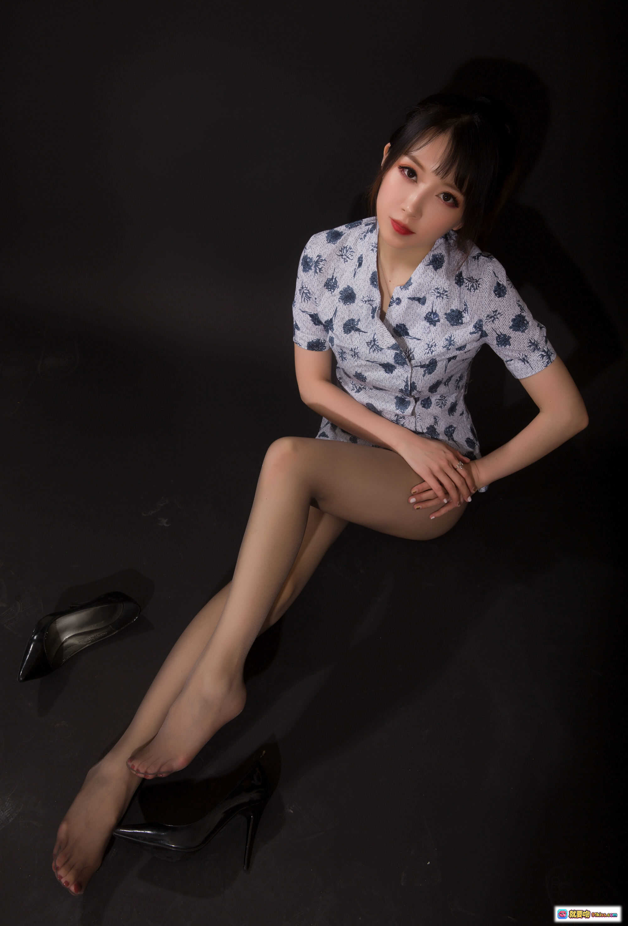 图片[8] - 小女巫露娜NO.013东航棚拍写真｜印花衬衫+黑色短裙+红腰带+黑丝高跟｜时尚性感美腿造型 - 就要吻