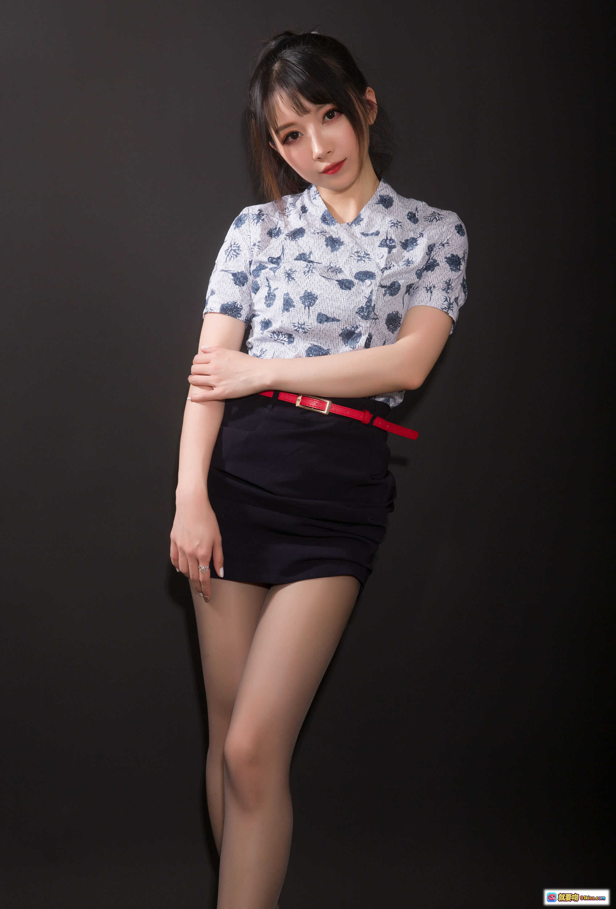 图片[9] - 小女巫露娜NO.013东航棚拍写真｜印花衬衫+黑色短裙+红腰带+黑丝高跟｜时尚性感美腿造型 - 就要吻