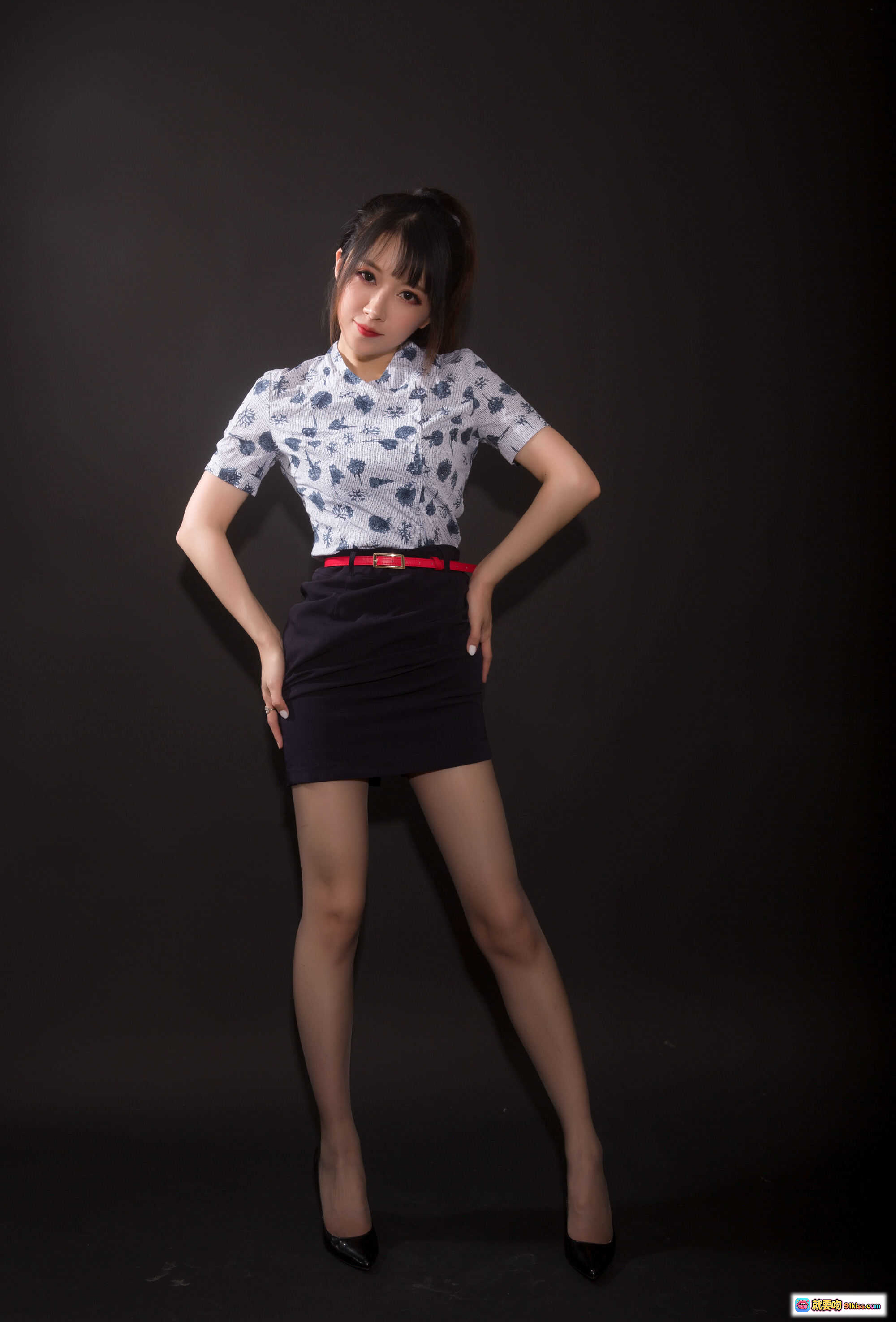 小女巫露娜NO.013东航棚拍写真｜印花衬衫+黑色短裙+红腰带+黑丝高跟｜时尚性感美腿造型 - 就要吻