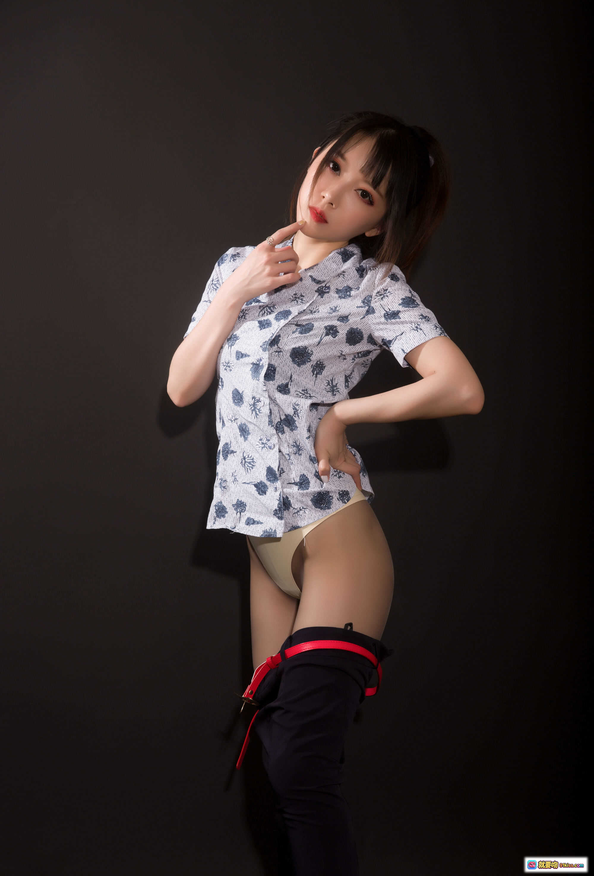 图片[4] - 小女巫露娜NO.013东航棚拍写真｜印花衬衫+黑色短裙+红腰带+黑丝高跟｜时尚性感美腿造型 - 就要吻