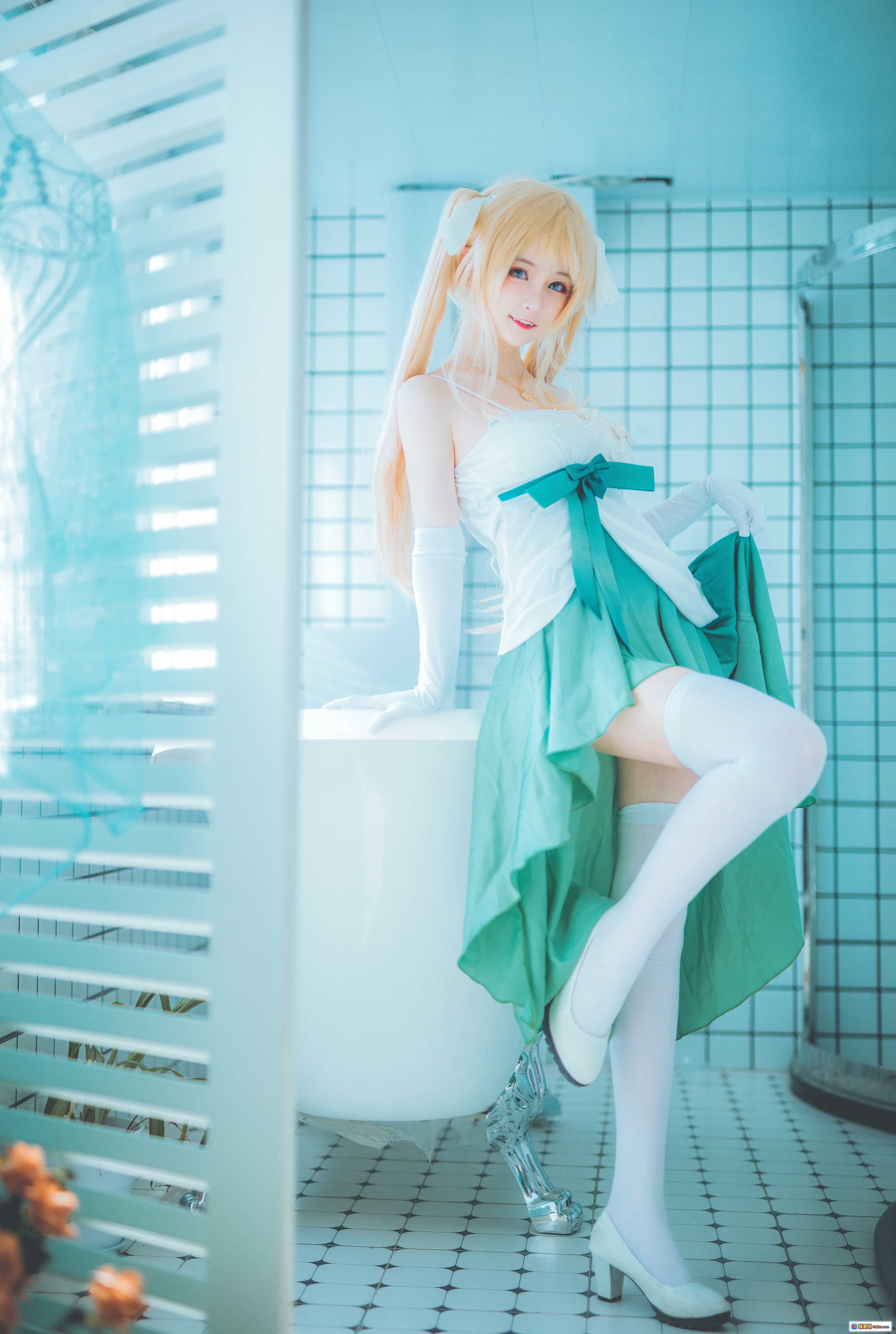 yui金鱼NO.007路人女主cosplay写真 白绿裙装双马尾浴室场景高清美图19P - 就要吻