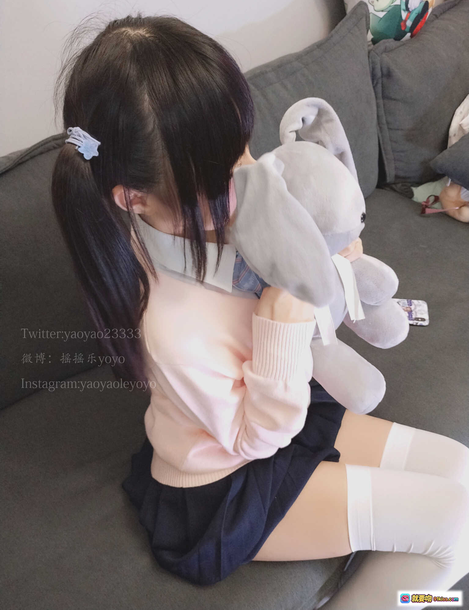图片[3] - 摇摇乐yoyo NO.039 自拍写真集｜双马尾少女抱灰兔玩偶｜粉色上衣深蓝短裙｜可爱居家风｜高清166P无视频 - 就要吻