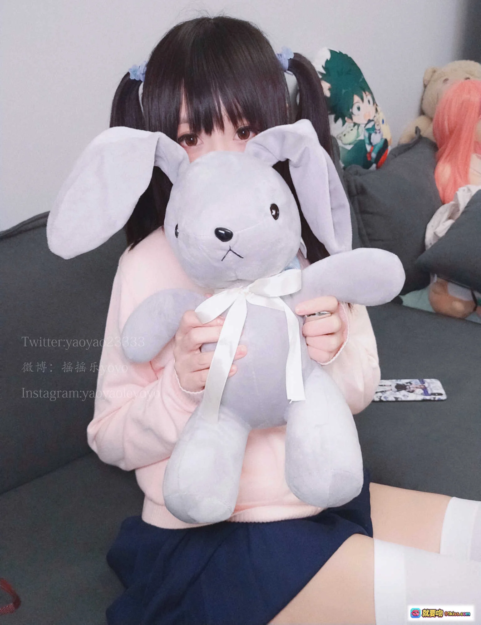 摇摇乐yoyo NO.039 自拍写真集｜双马尾少女抱灰兔玩偶｜粉色上衣深蓝短裙｜可爱居家风｜高清166P无视频 - 就要吻