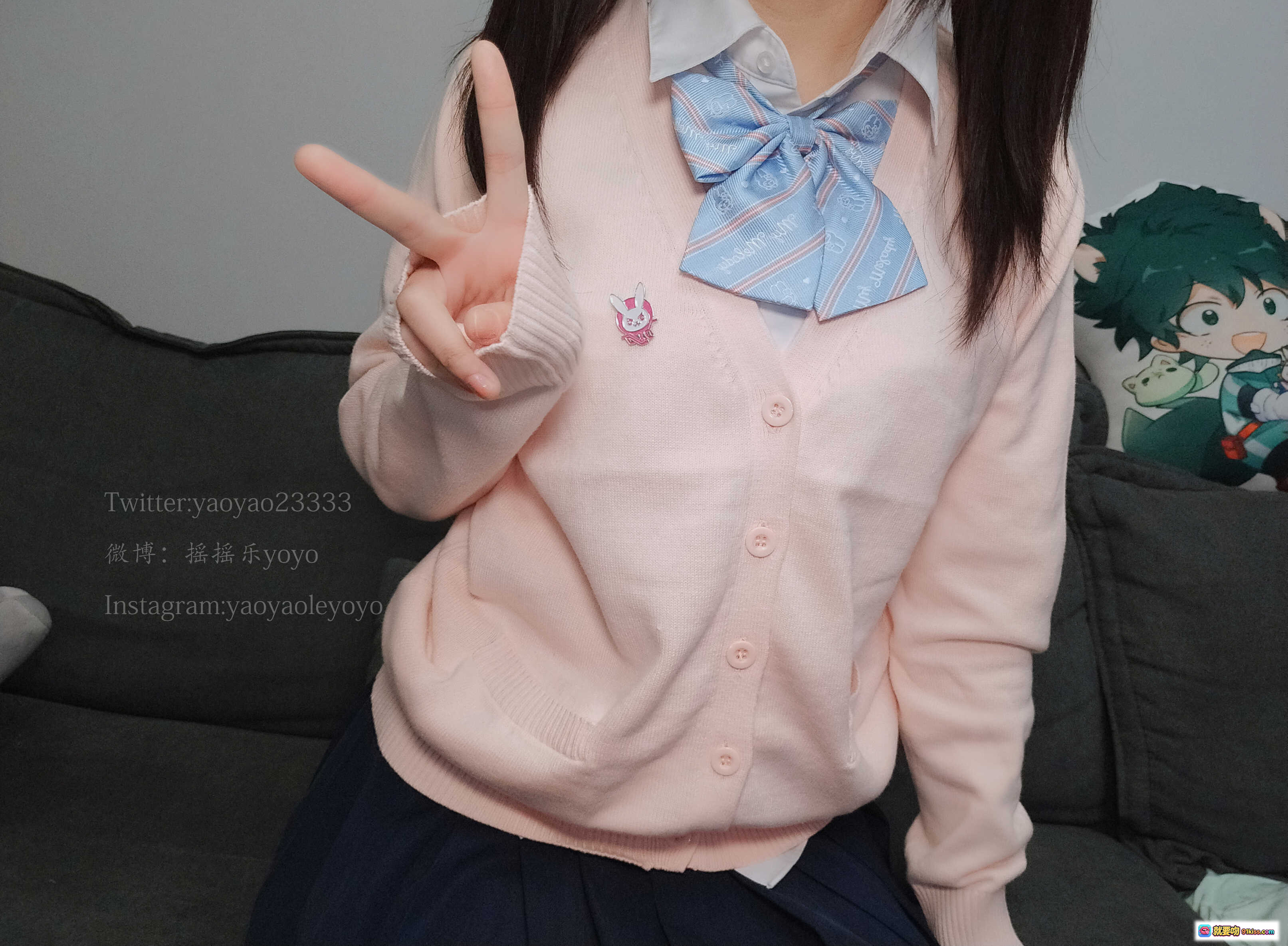 图片[5] - 摇摇乐yoyo NO.039 自拍写真集｜双马尾少女抱灰兔玩偶｜粉色上衣深蓝短裙｜可爱居家风｜高清166P无视频 - 就要吻