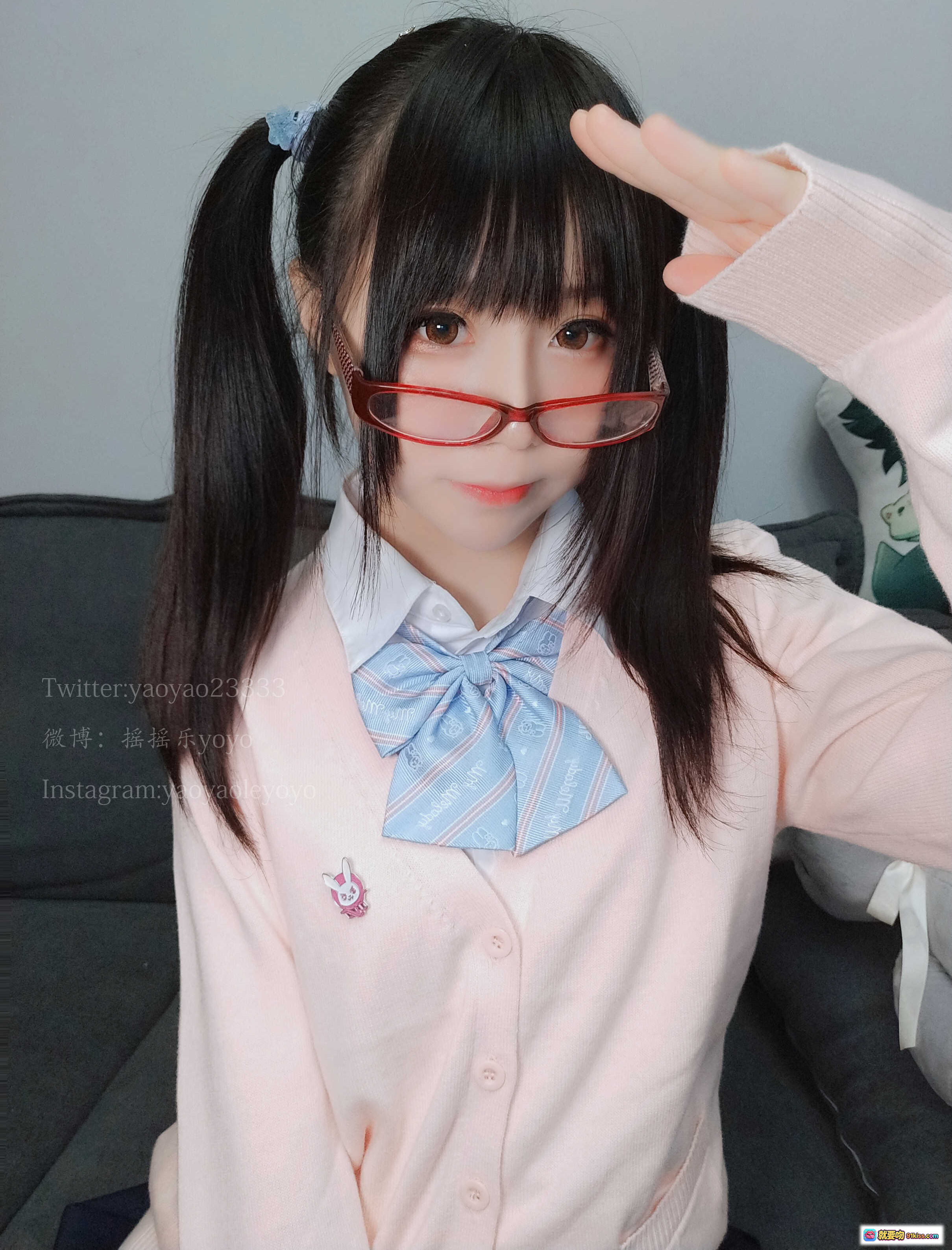 图片[10] - 摇摇乐yoyo NO.039 自拍写真集｜双马尾少女抱灰兔玩偶｜粉色上衣深蓝短裙｜可爱居家风｜高清166P无视频 - 就要吻