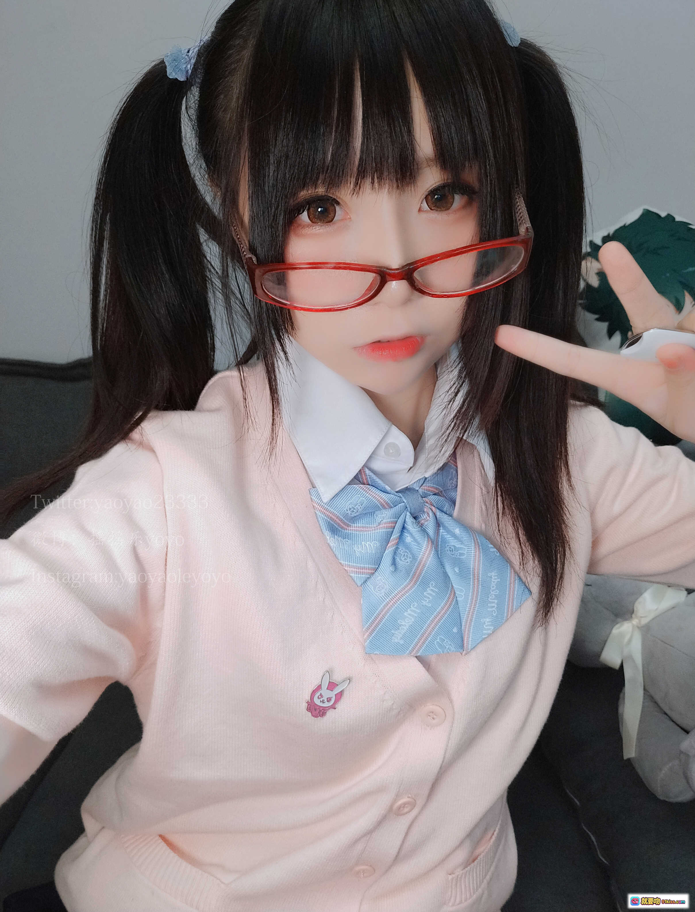 图片[8] - 摇摇乐yoyo NO.039 自拍写真集｜双马尾少女抱灰兔玩偶｜粉色上衣深蓝短裙｜可爱居家风｜高清166P无视频 - 就要吻