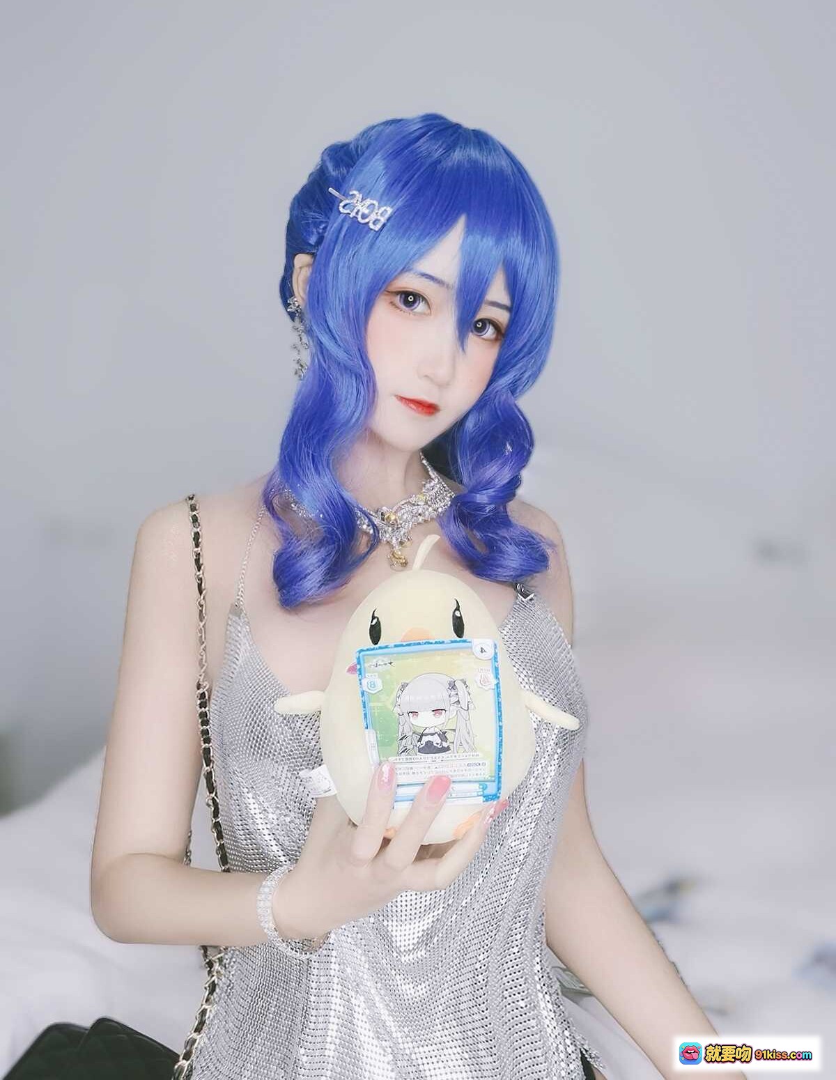 图片[2] - 三度_69 NO.052 圣路易斯 蓝发cos银色亮片裙 持卡写真 10P高清美图 - 就要吻